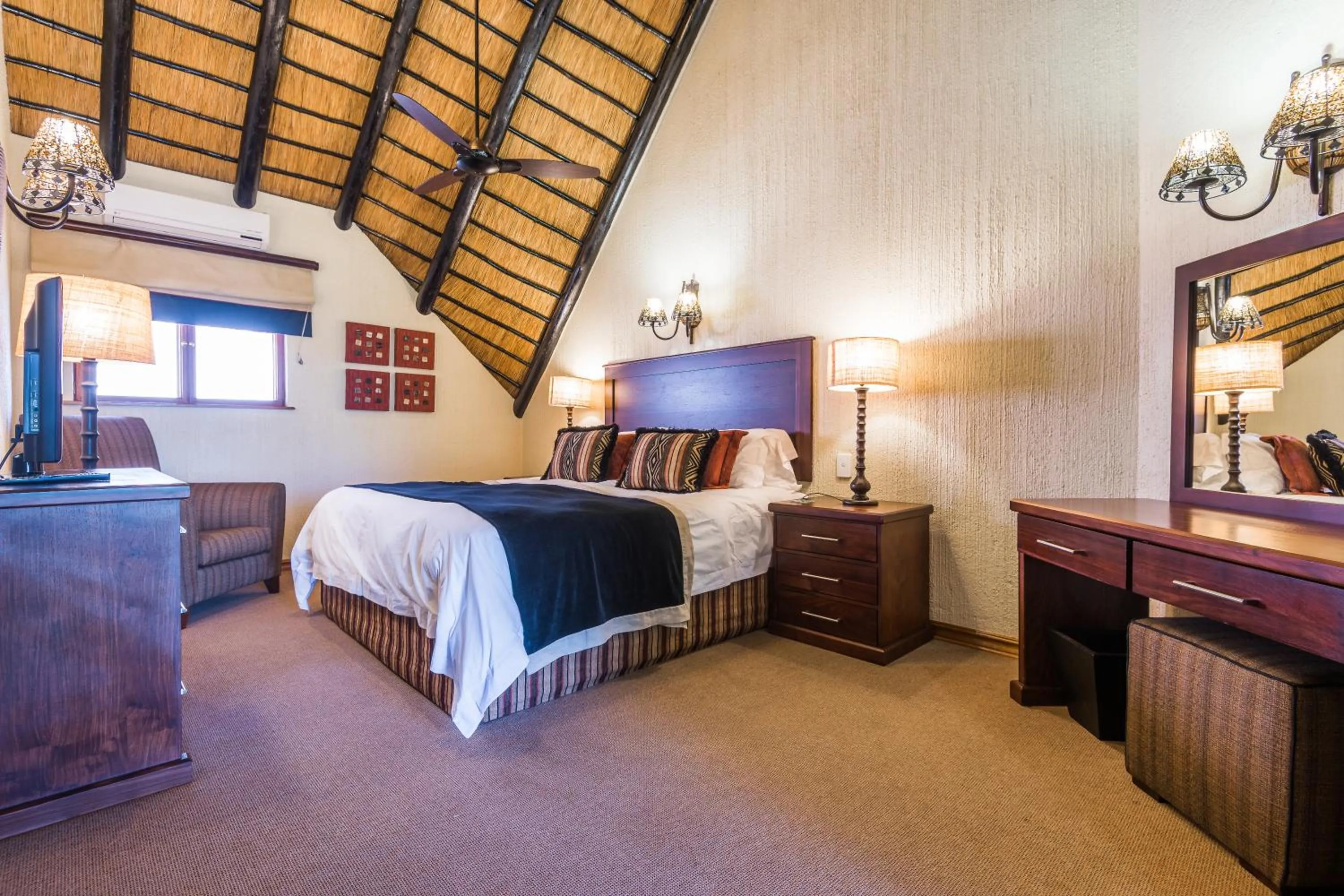 Bedroom, Bed in Kruger Park Lodge Unit No 521 with Private Pool