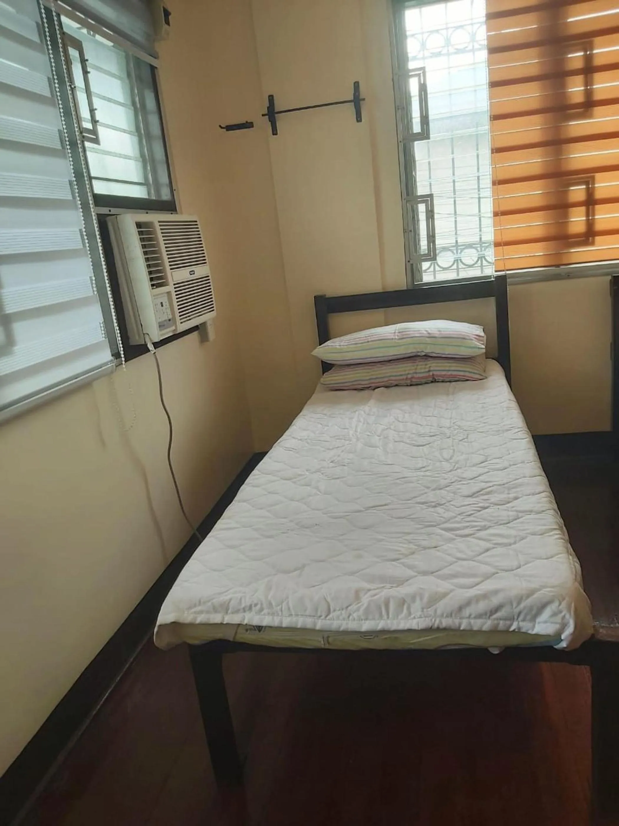 Bedroom, Bed in OYO 916 Angel's Boardrooms