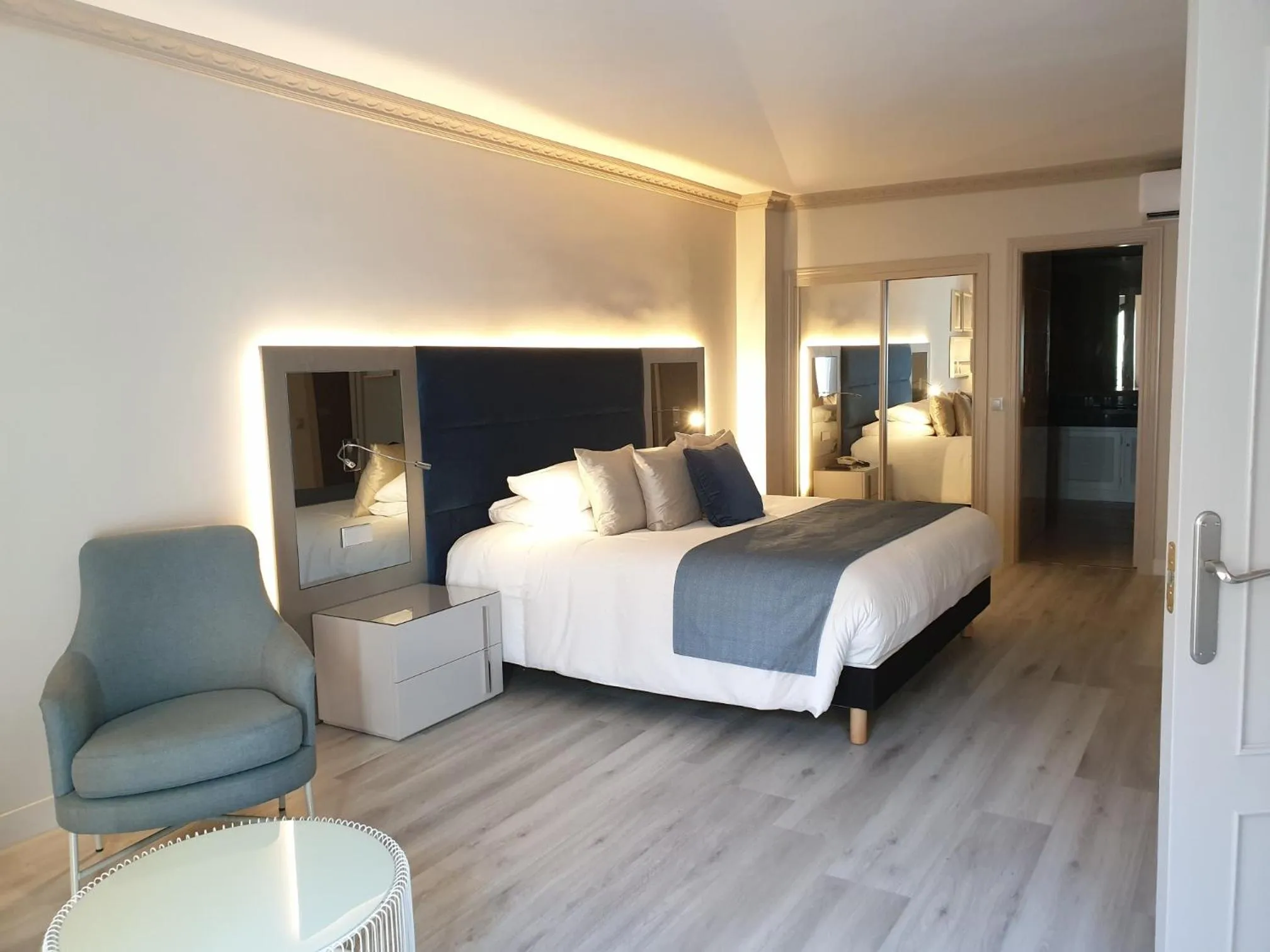 Living room, Bed in Boutique Hotel B51