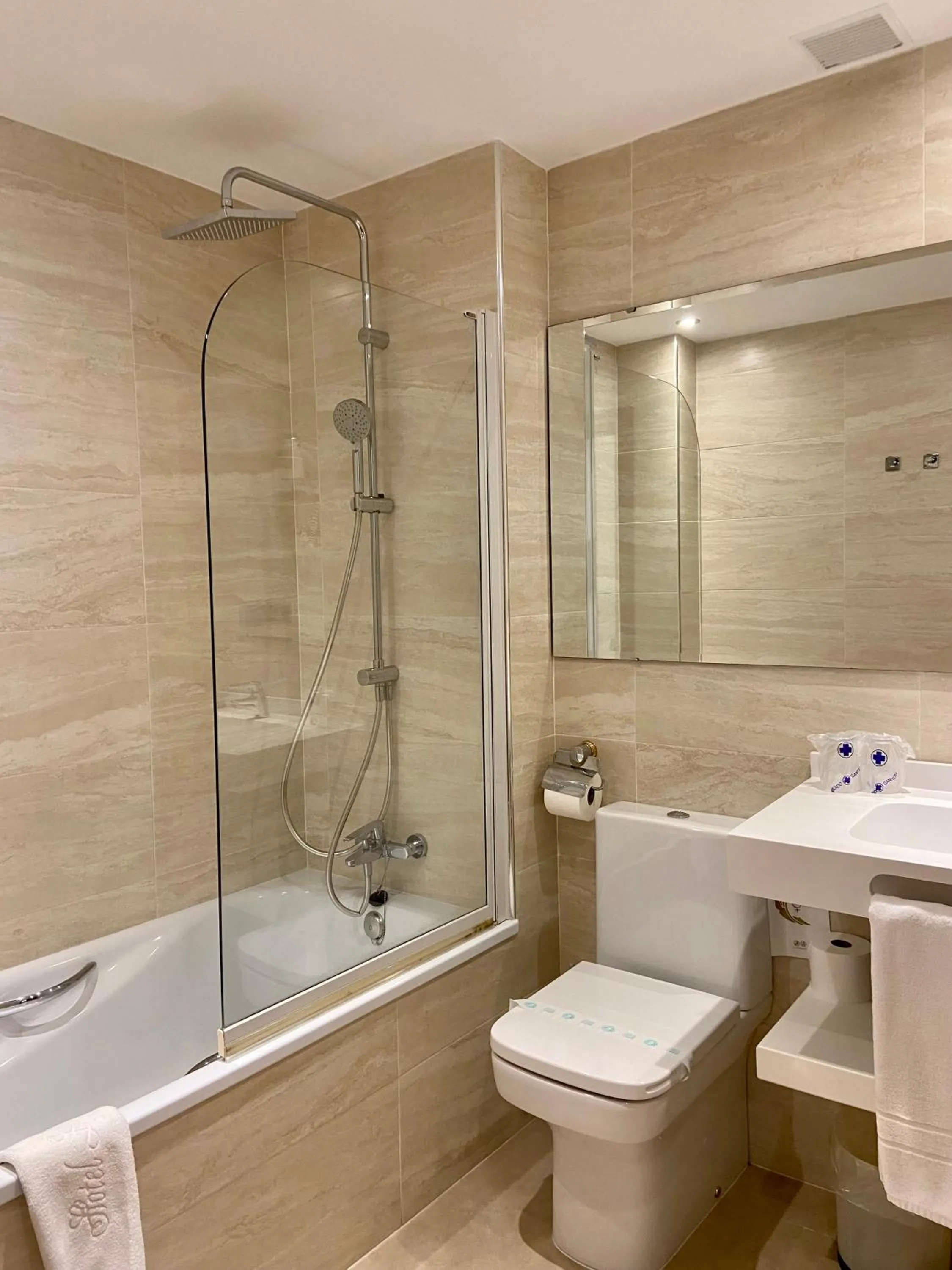 Bathroom in Hotel La Arquera