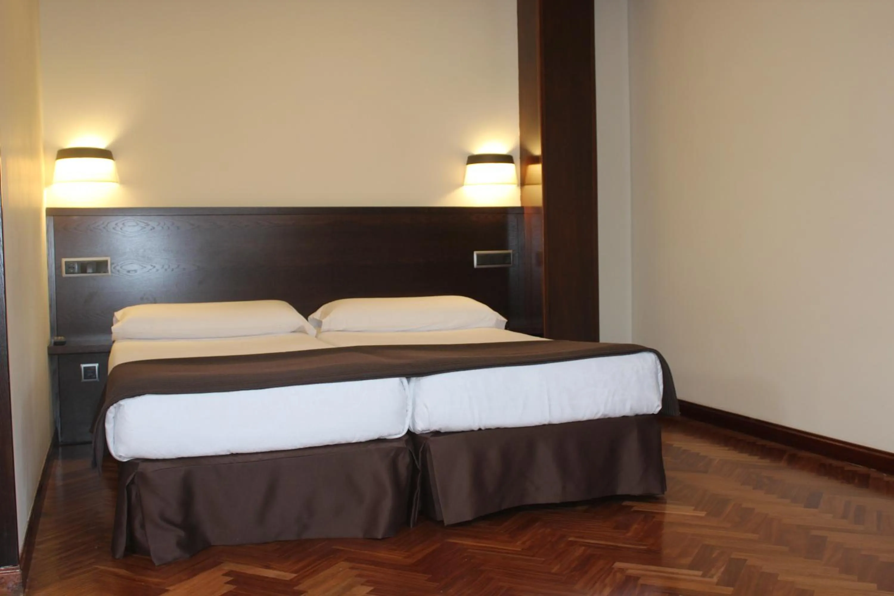 Photo of the whole room in Hotel La Arquera