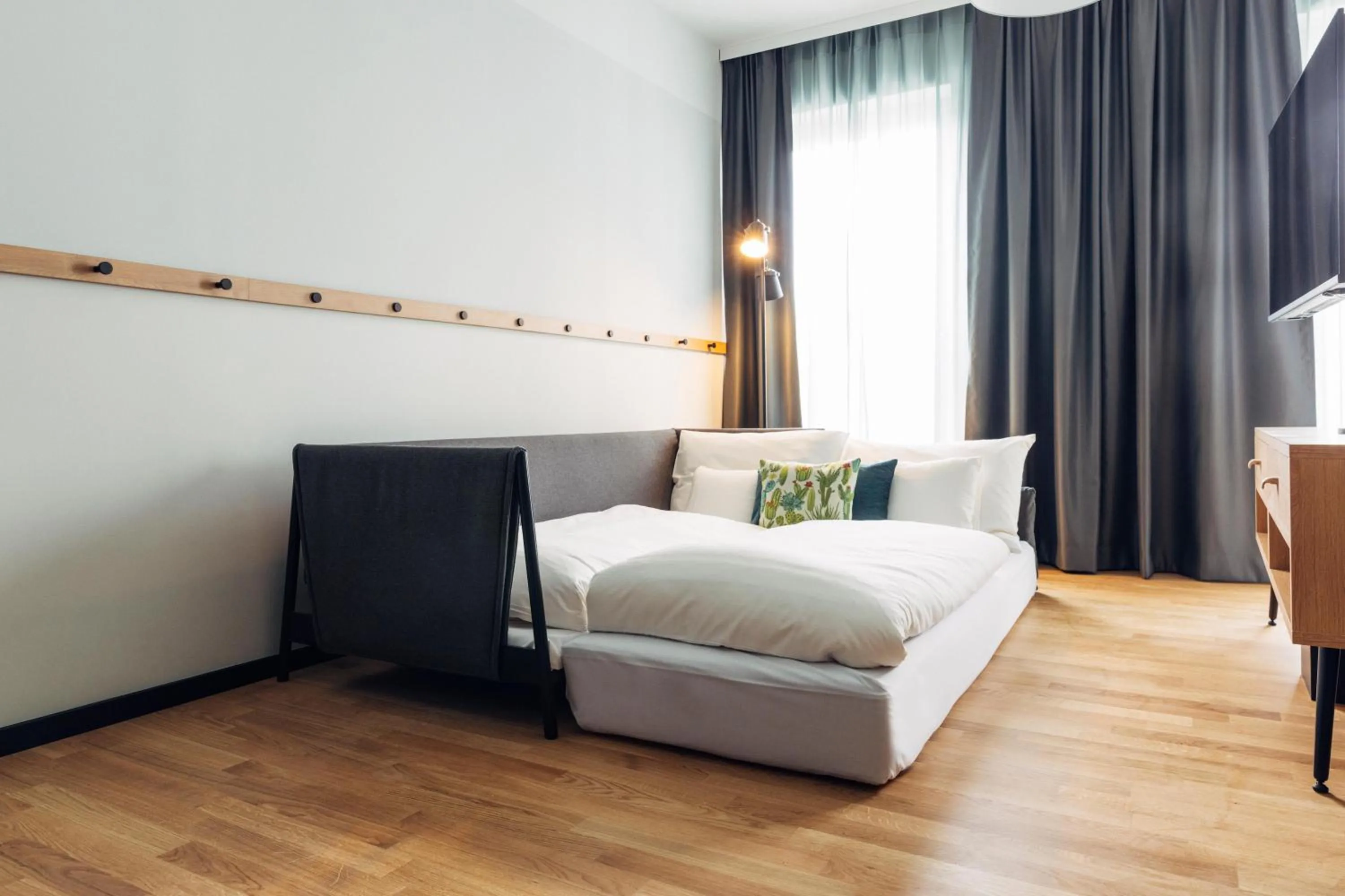 Photo of the whole room, Bed in harry's home Villach hotel & apartments
