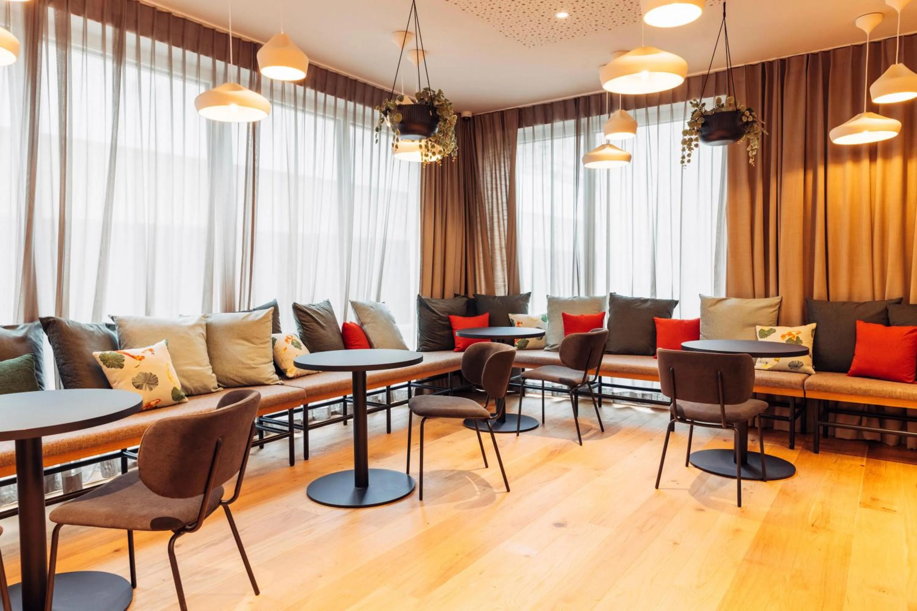 Restaurant/places to eat in harry's home Villach hotel & apartments