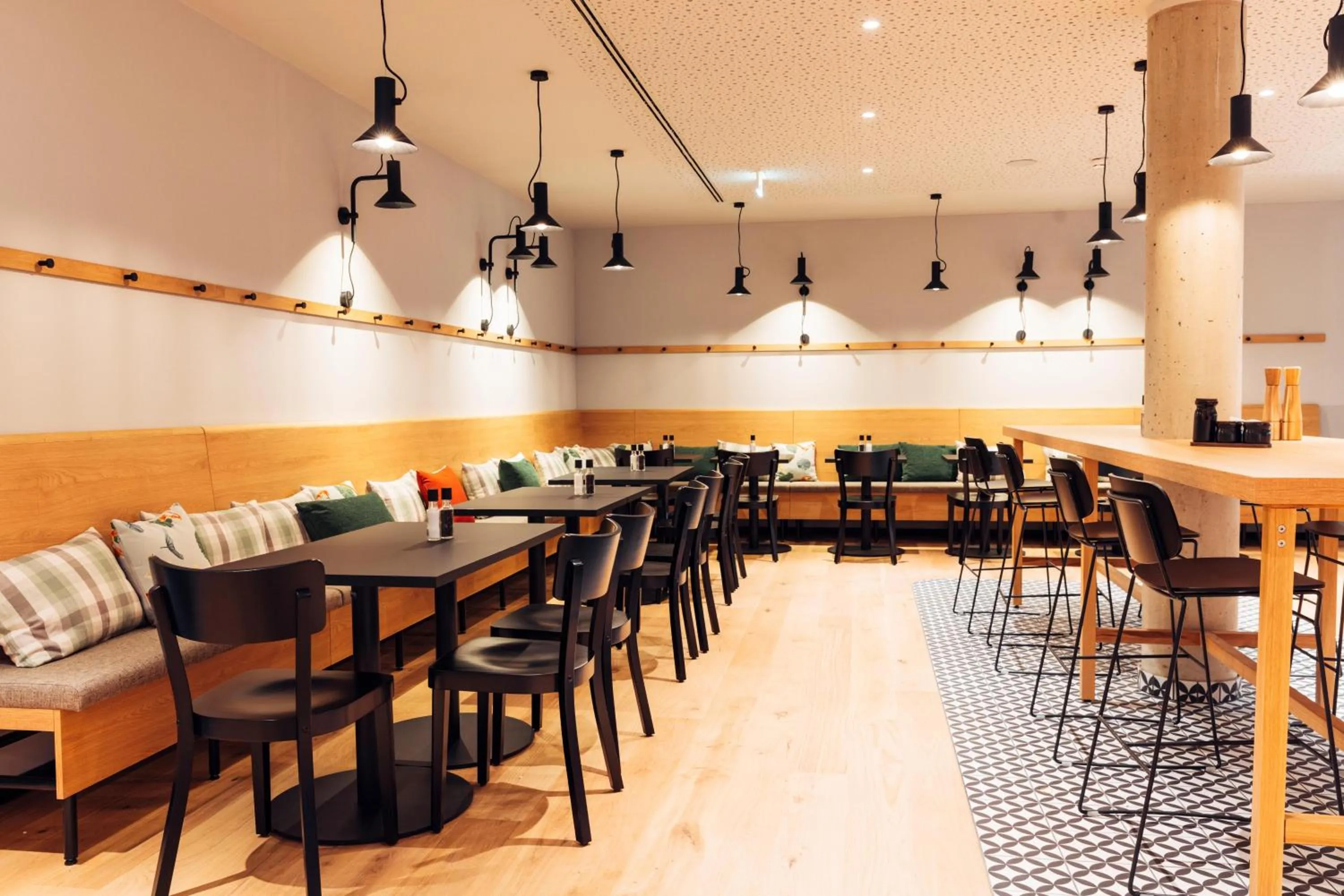 Restaurant/places to eat in harry's home Villach hotel & apartments