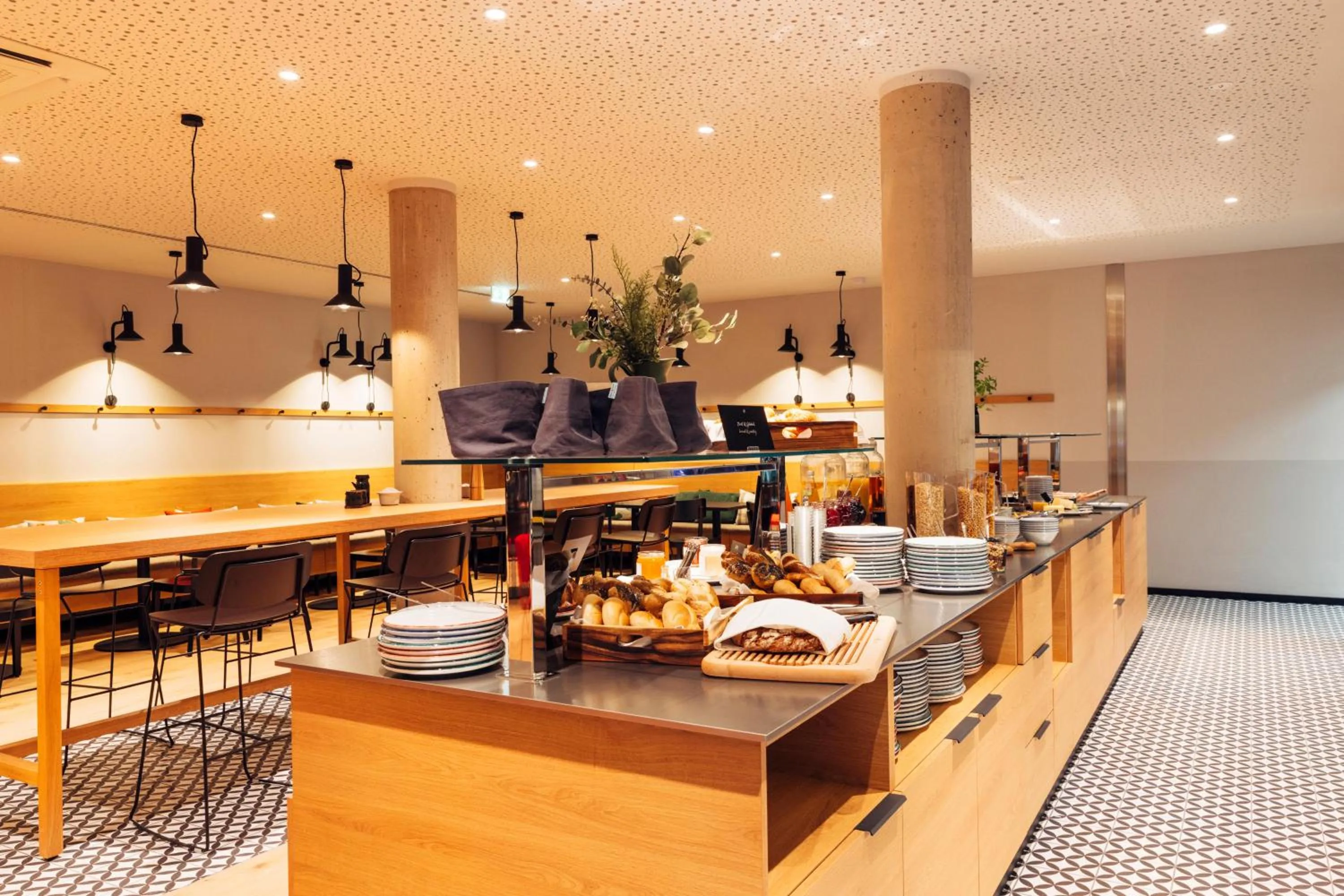 Restaurant/places to eat in harry's home Villach hotel & apartments