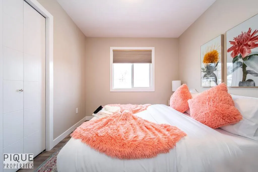 Bed in NEW, Euro-Style Suite, Whyte Avenue, AC, Netflix, Sleeps 6!