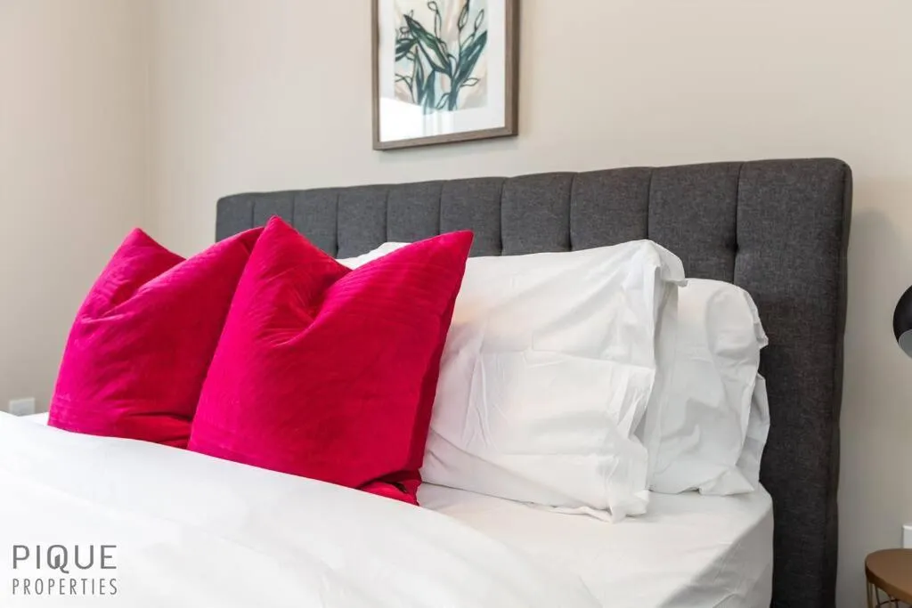 Bed in NEW, Euro-Style Suite, Whyte Avenue, AC, Netflix, Sleeps 6!