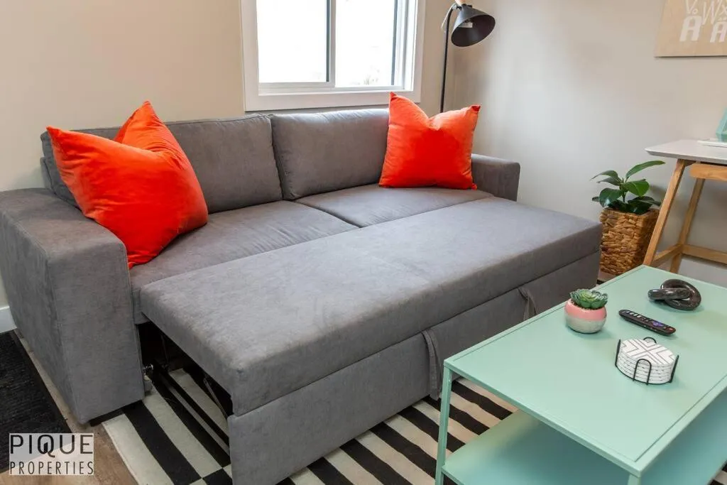 Bed in NEW, Euro-Style Suite, Whyte Avenue, AC, Netflix, Sleeps 6!