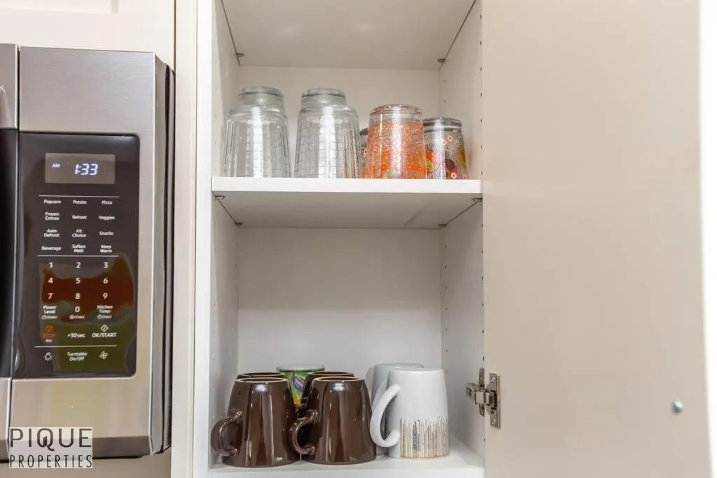 NEW, Euro-Style Suite, Whyte Avenue, AC, Netflix, Sleeps 6!