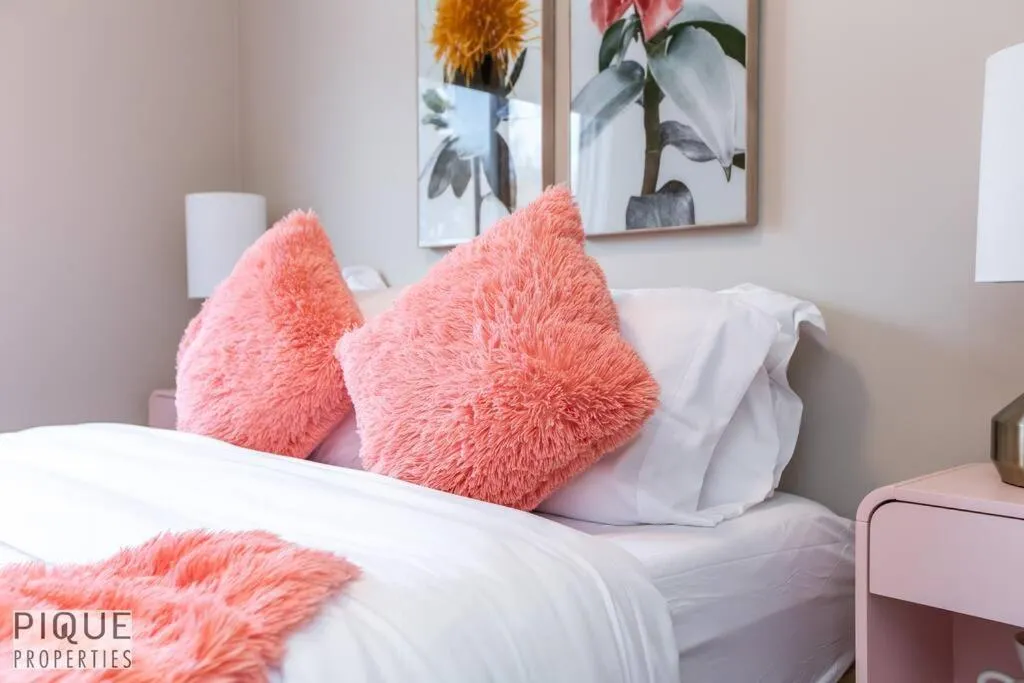 Bed in NEW, Euro-Style Suite, Whyte Avenue, AC, Netflix, Sleeps 6!