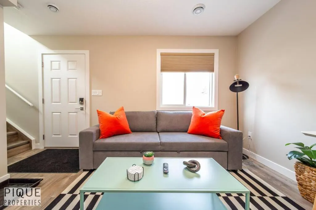 Living room in NEW, Euro-Style Suite, Whyte Avenue, AC, Netflix, Sleeps 6!