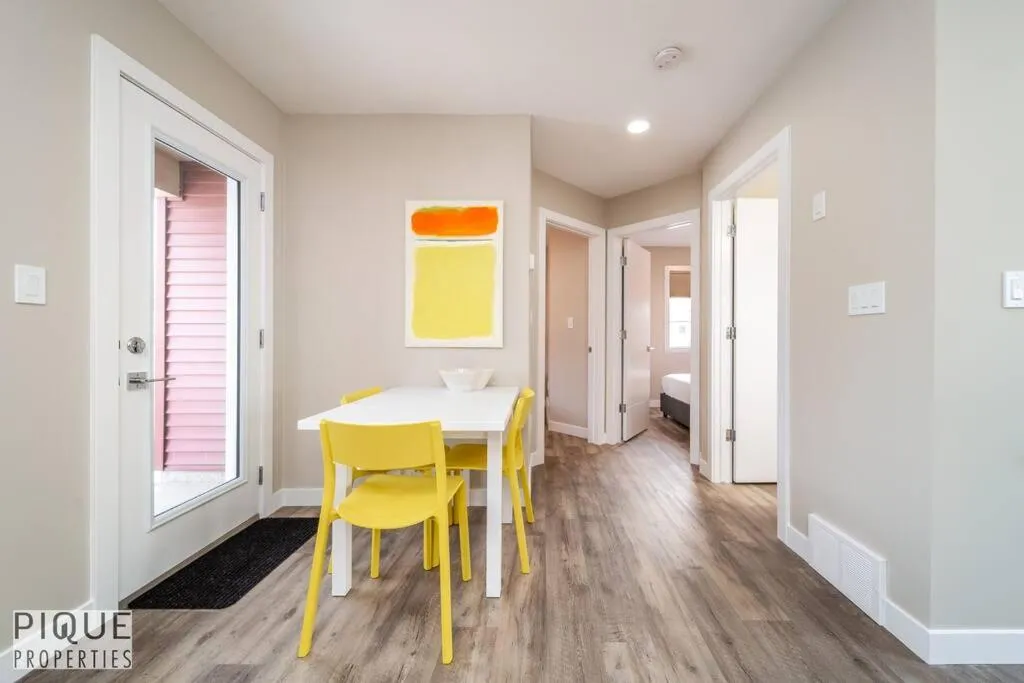 Dining area in NEW, Euro-Style Suite, Whyte Avenue, AC, Netflix, Sleeps 6!