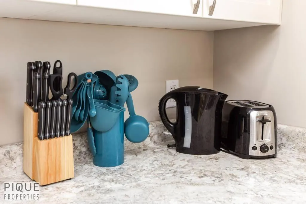 NEW, Euro-Style Suite, Whyte Avenue, AC, Netflix, Sleeps 6!