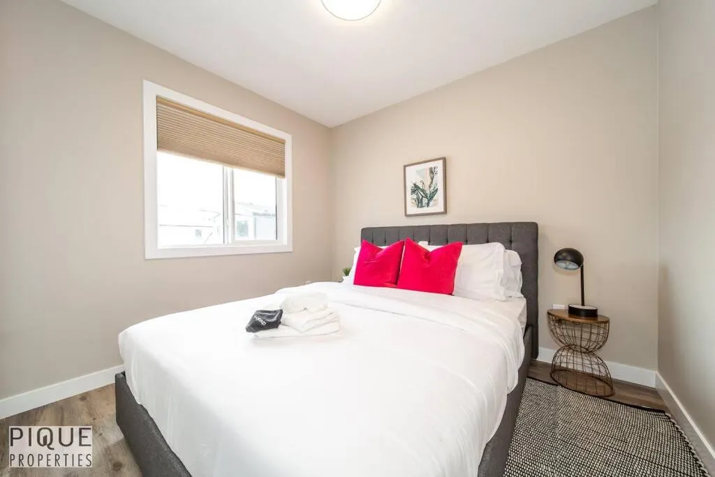 Bed in NEW, Euro-Style Suite, Whyte Avenue, AC, Netflix, Sleeps 6!