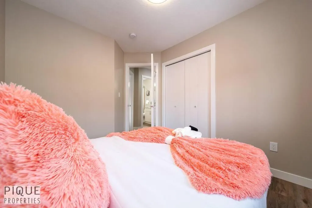 Bed in NEW, Euro-Style Suite, Whyte Avenue, AC, Netflix, Sleeps 6!