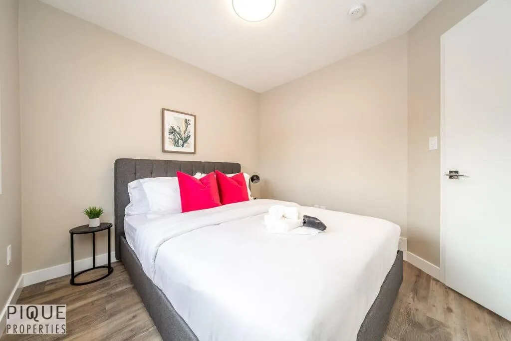Bed in NEW, Euro-Style Suite, Whyte Avenue, AC, Netflix, Sleeps 6!