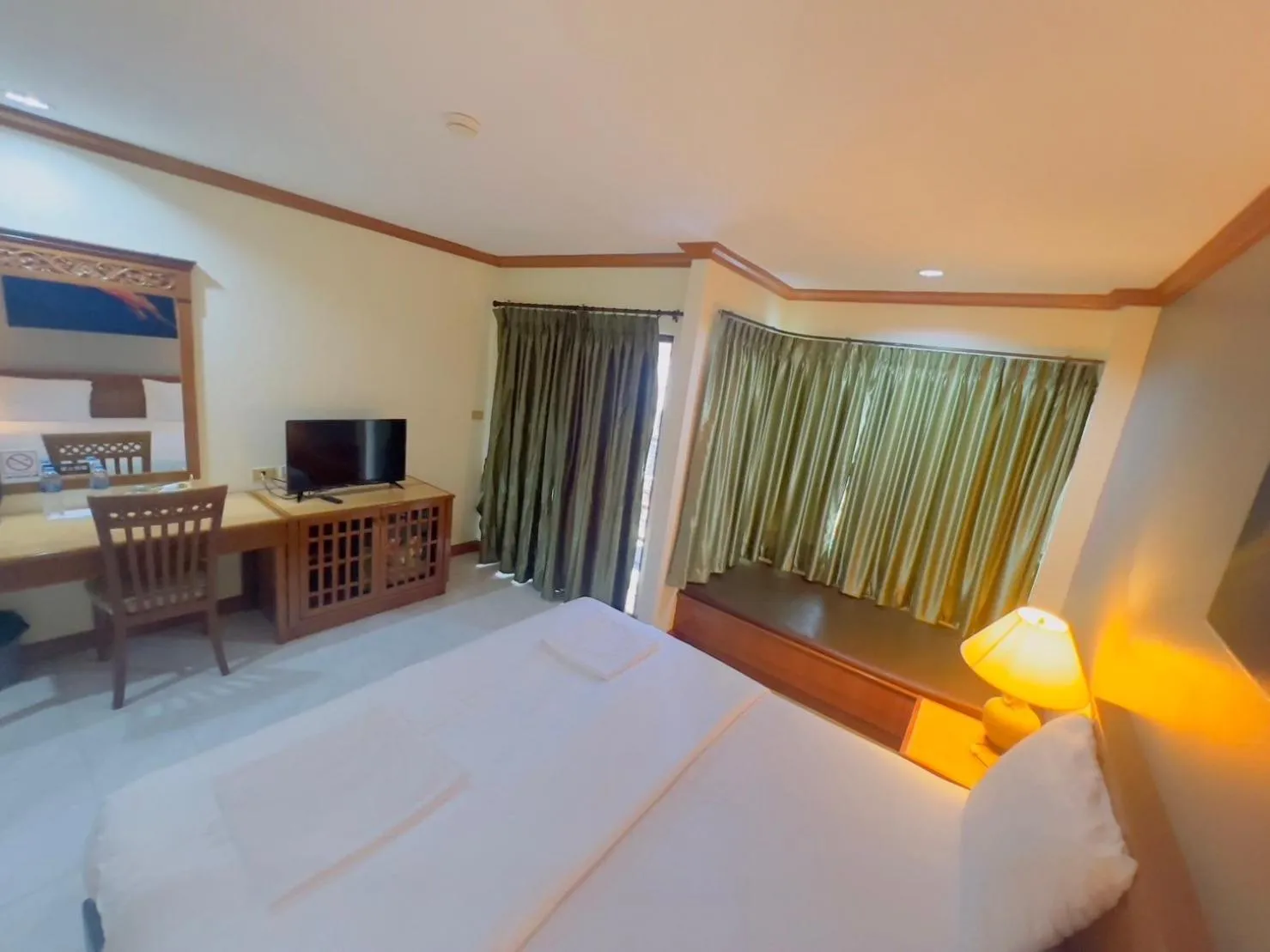 Photo of the whole room, Bed in Royal Vista Patong