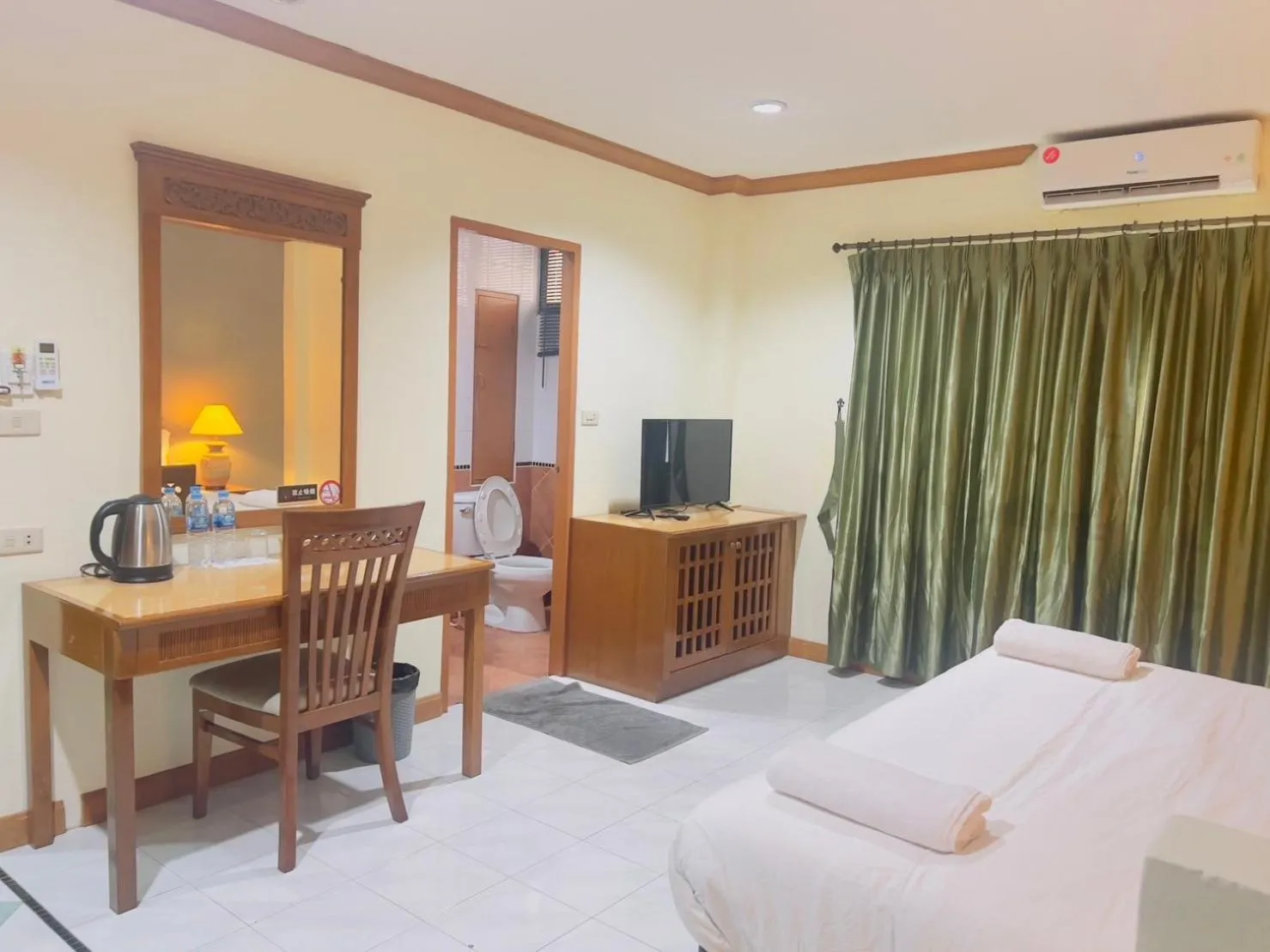 Photo of the whole room, Bed in Royal Vista Patong