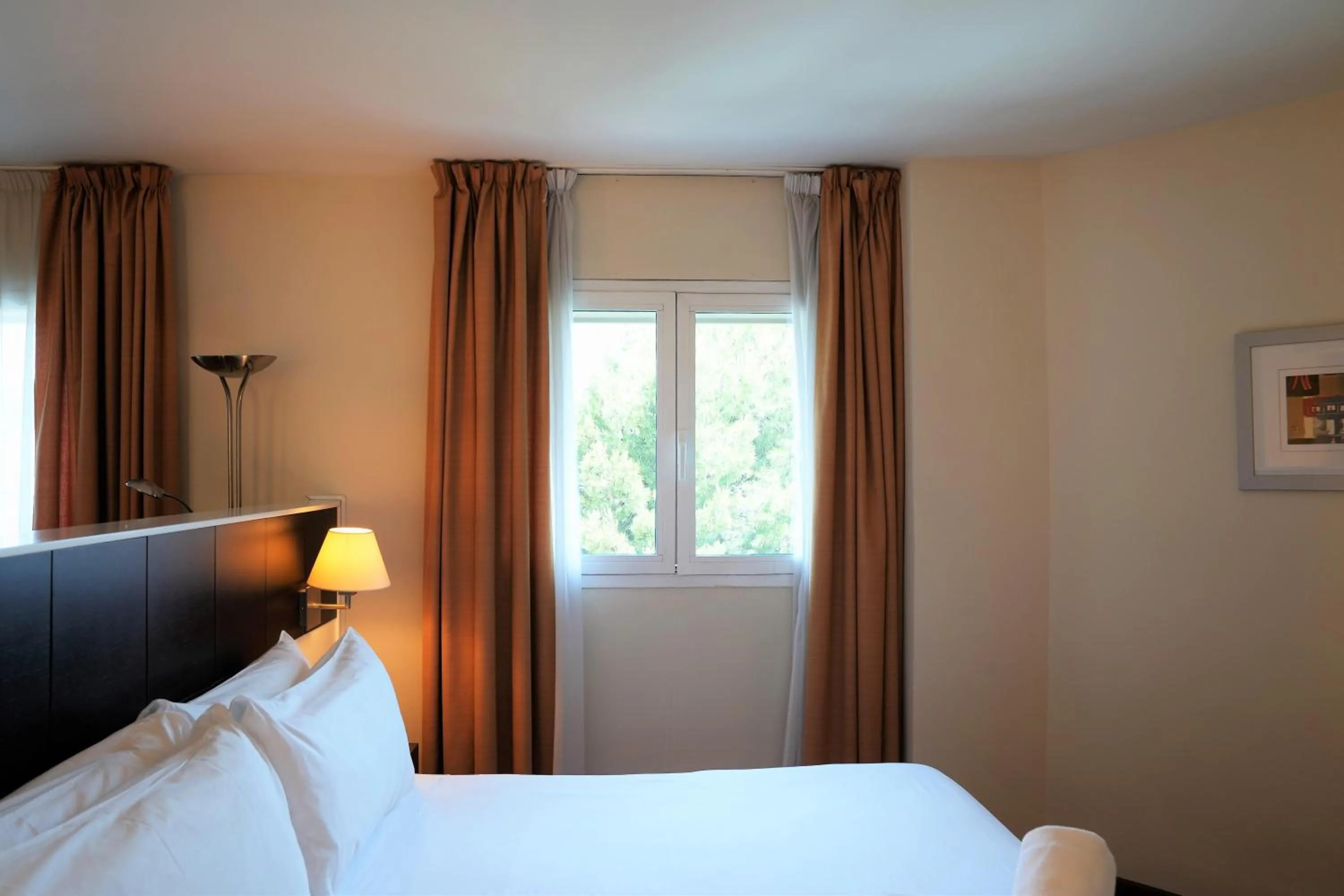 Photo of the whole room, Bed in Port Feria Valencia