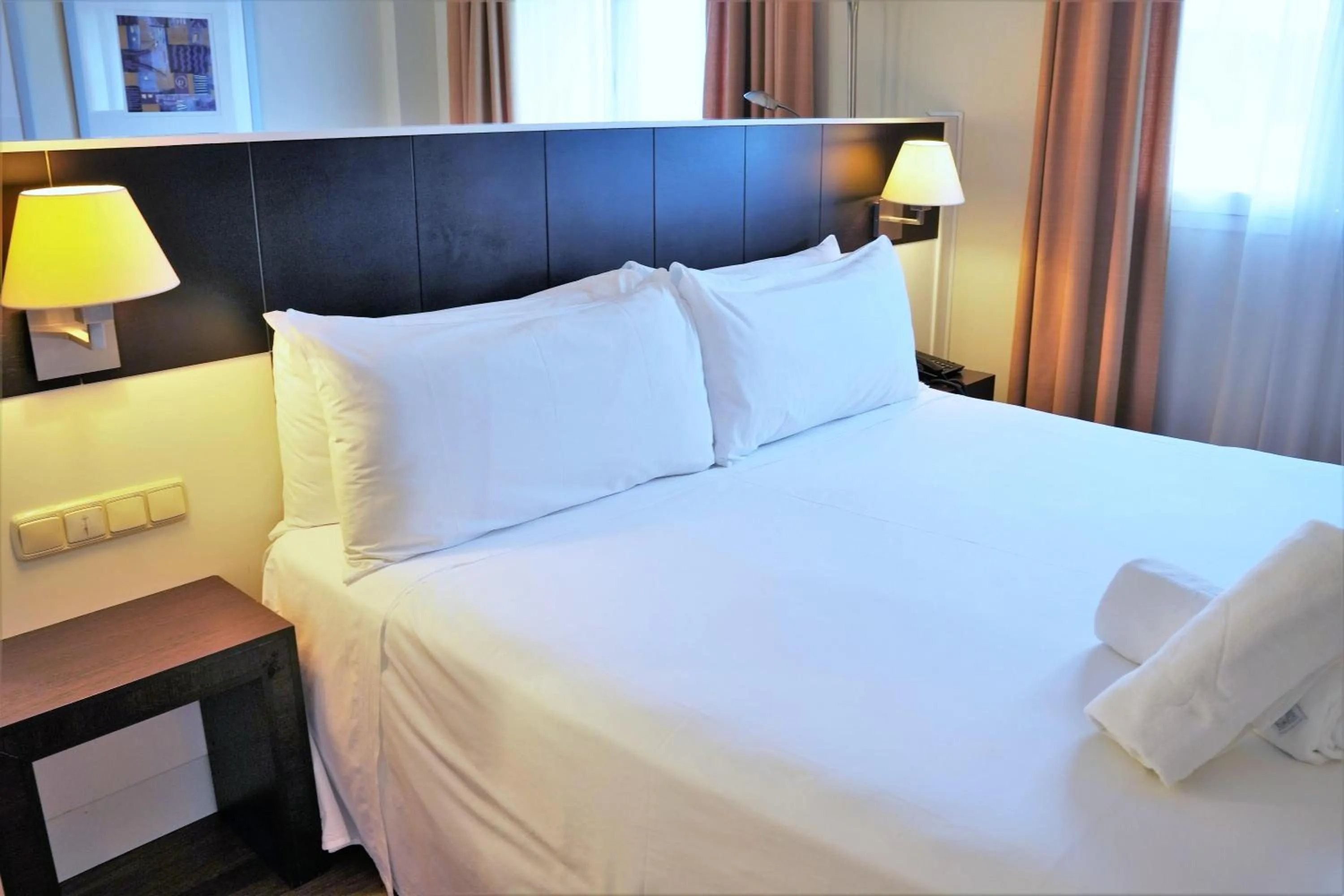 Photo of the whole room, Bed in Port Feria Valencia