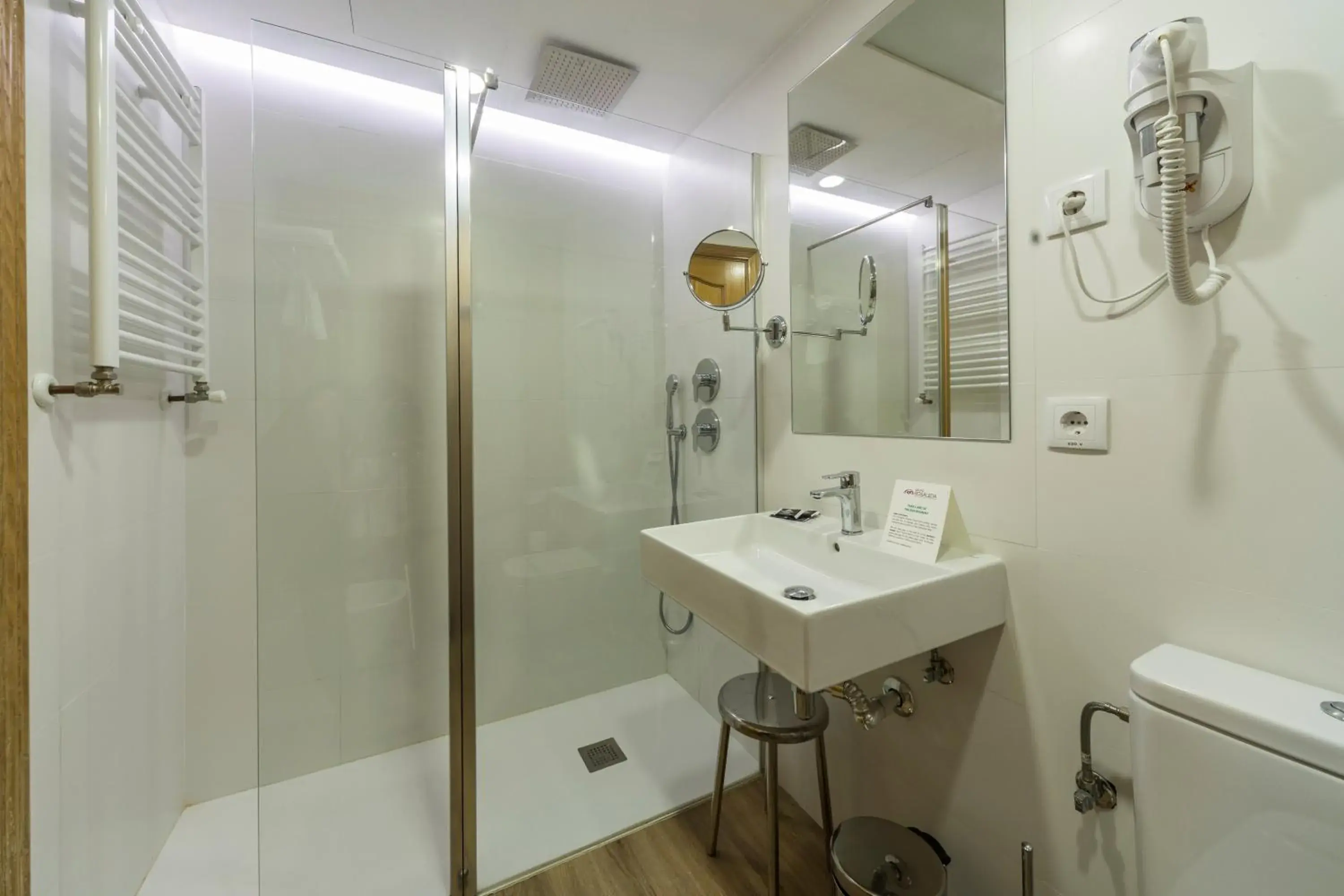 Quadruple Room (2 Adults + 2 Children) in Hotel Rosaleda del Mijares Quadruple Room (2 Adults + 2 Children) in Hotel Rosaleda del Mijares