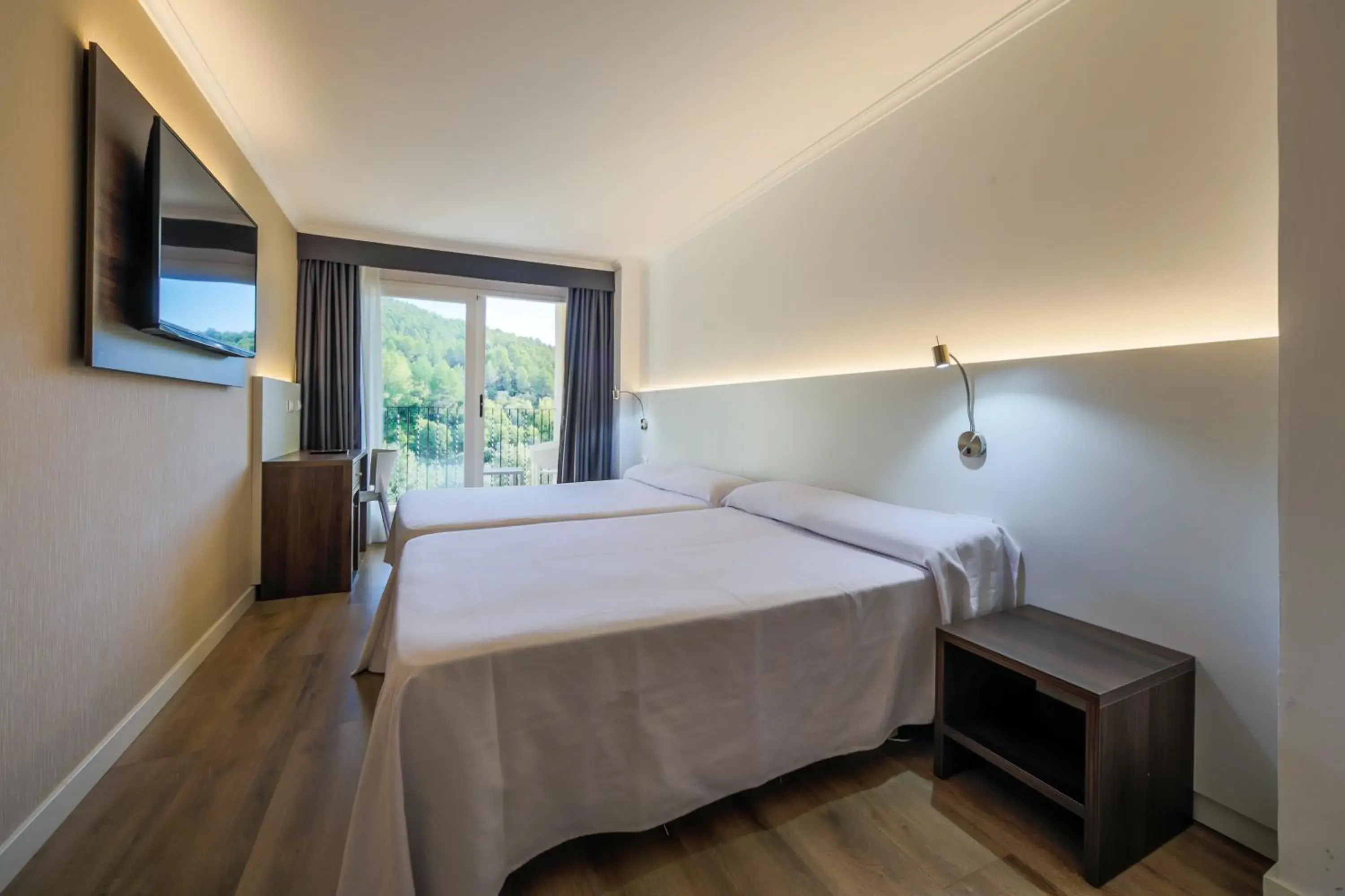 Premium Double or Twin Room with River View in Hotel Rosaleda del Mijares Premium Double or Twin Room with River View in Hotel Rosaleda del Mijares