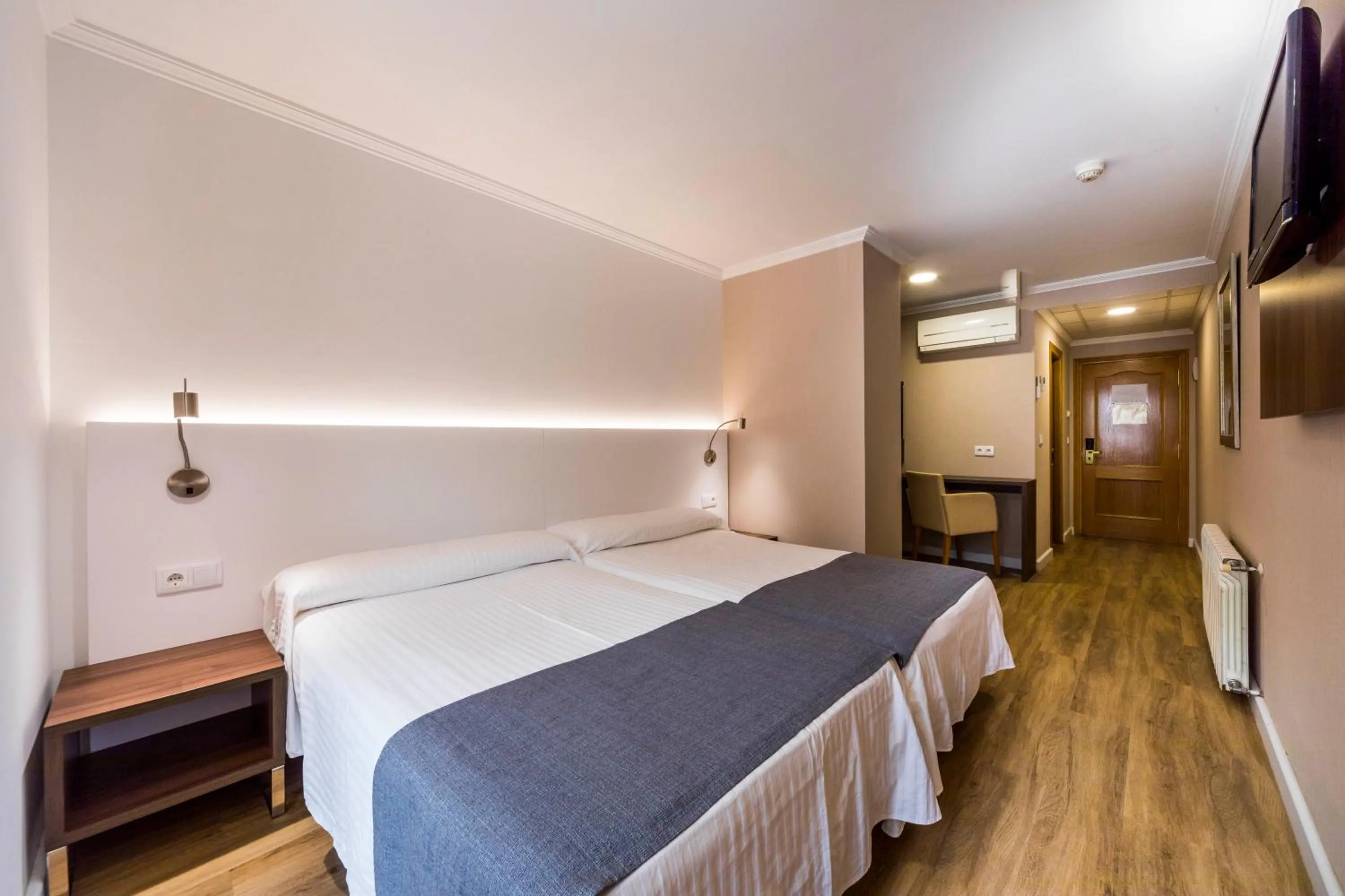 Bedroom, Bed in Hotel Rosaleda del Mijares