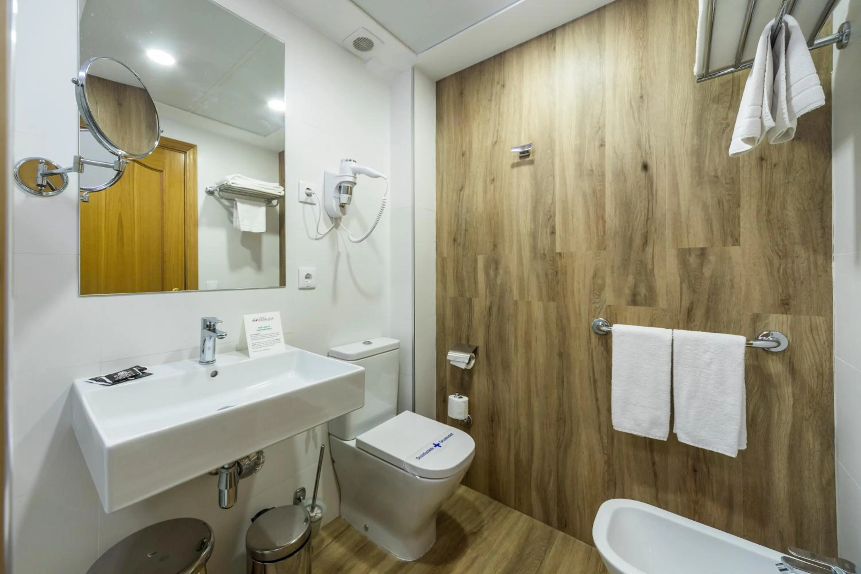 Toilet in Hotel Rosaleda del Mijares