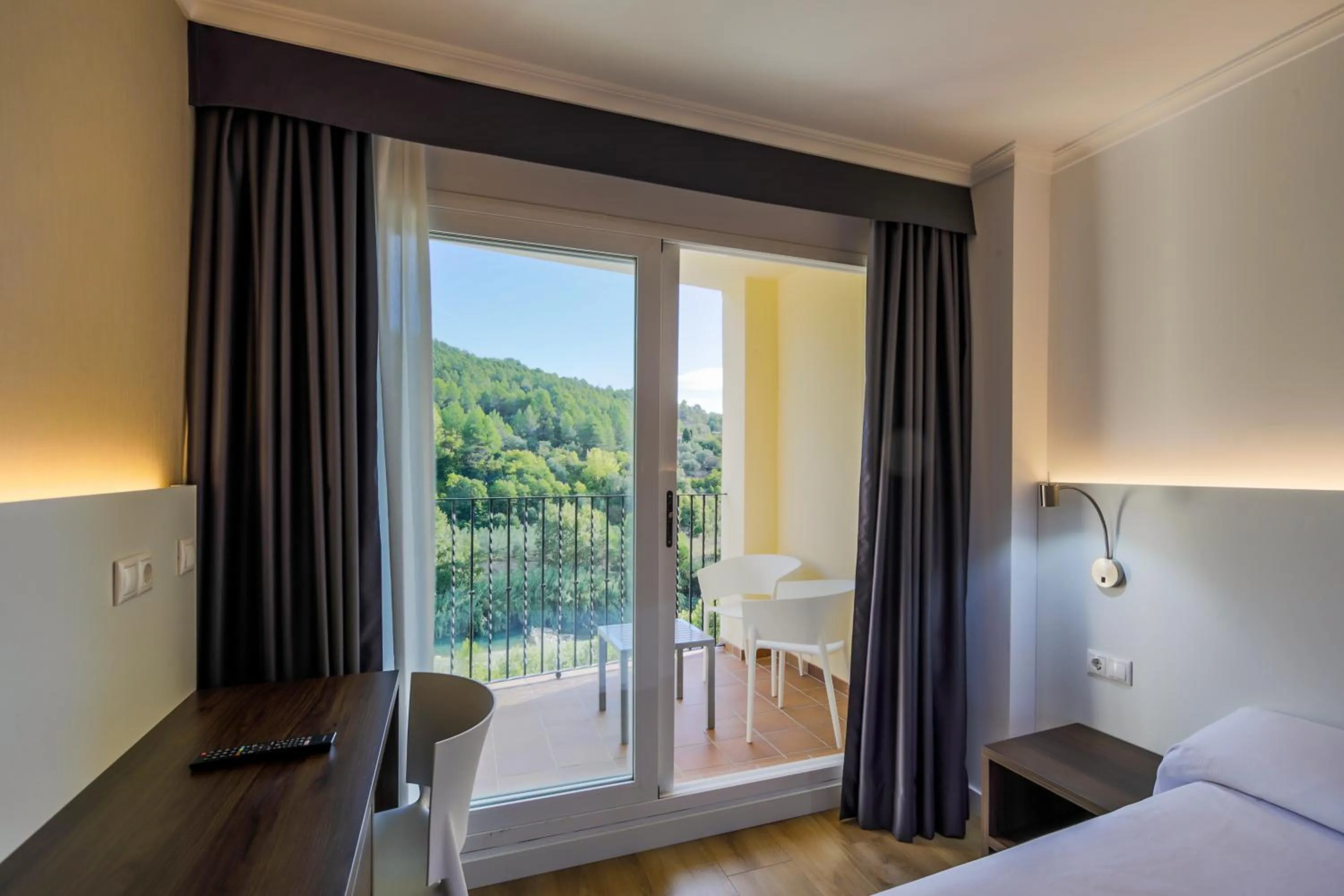 Balcony/Terrace, Bed in Hotel Rosaleda del Mijares