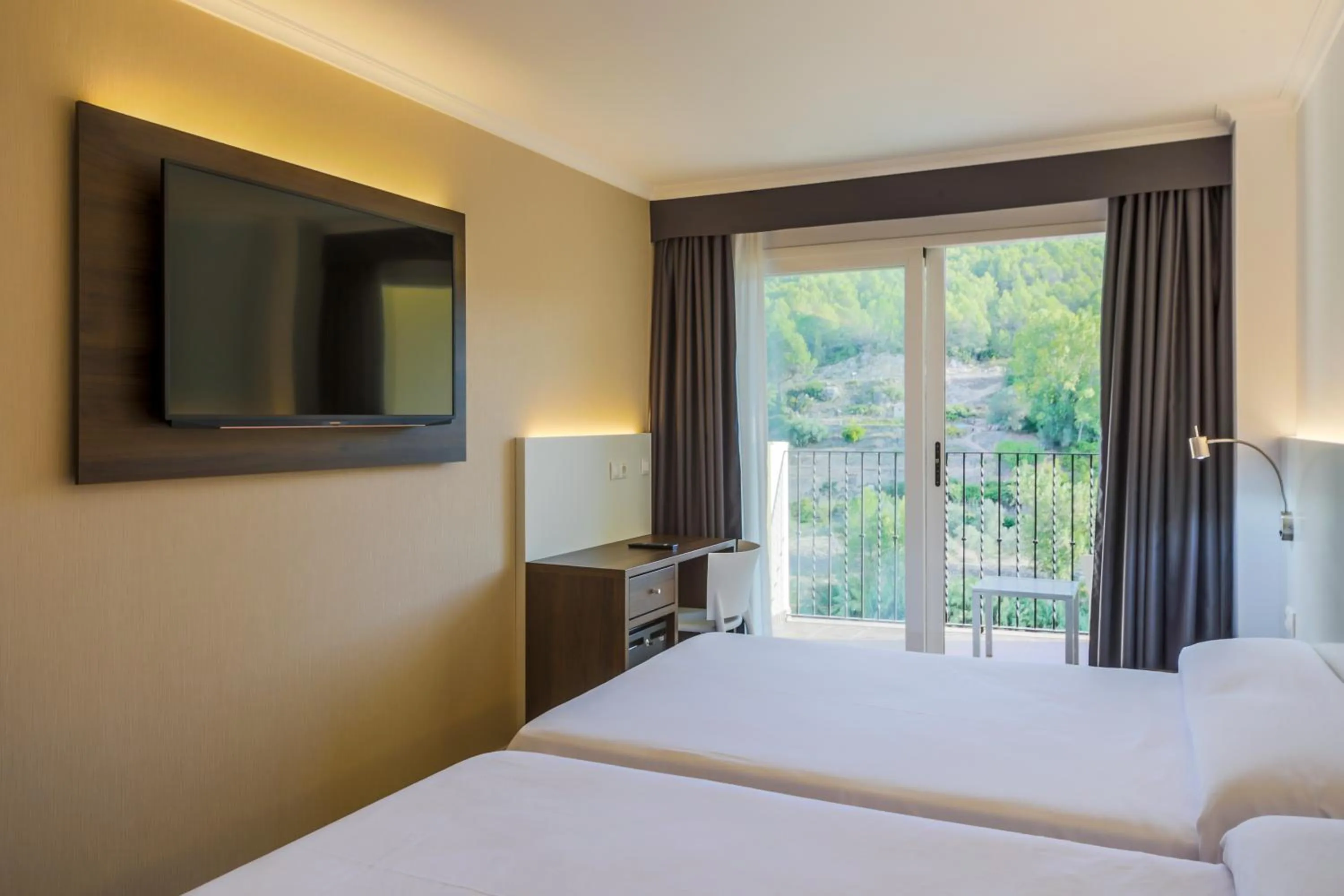 Balcony/Terrace, Bed in Hotel Rosaleda del Mijares