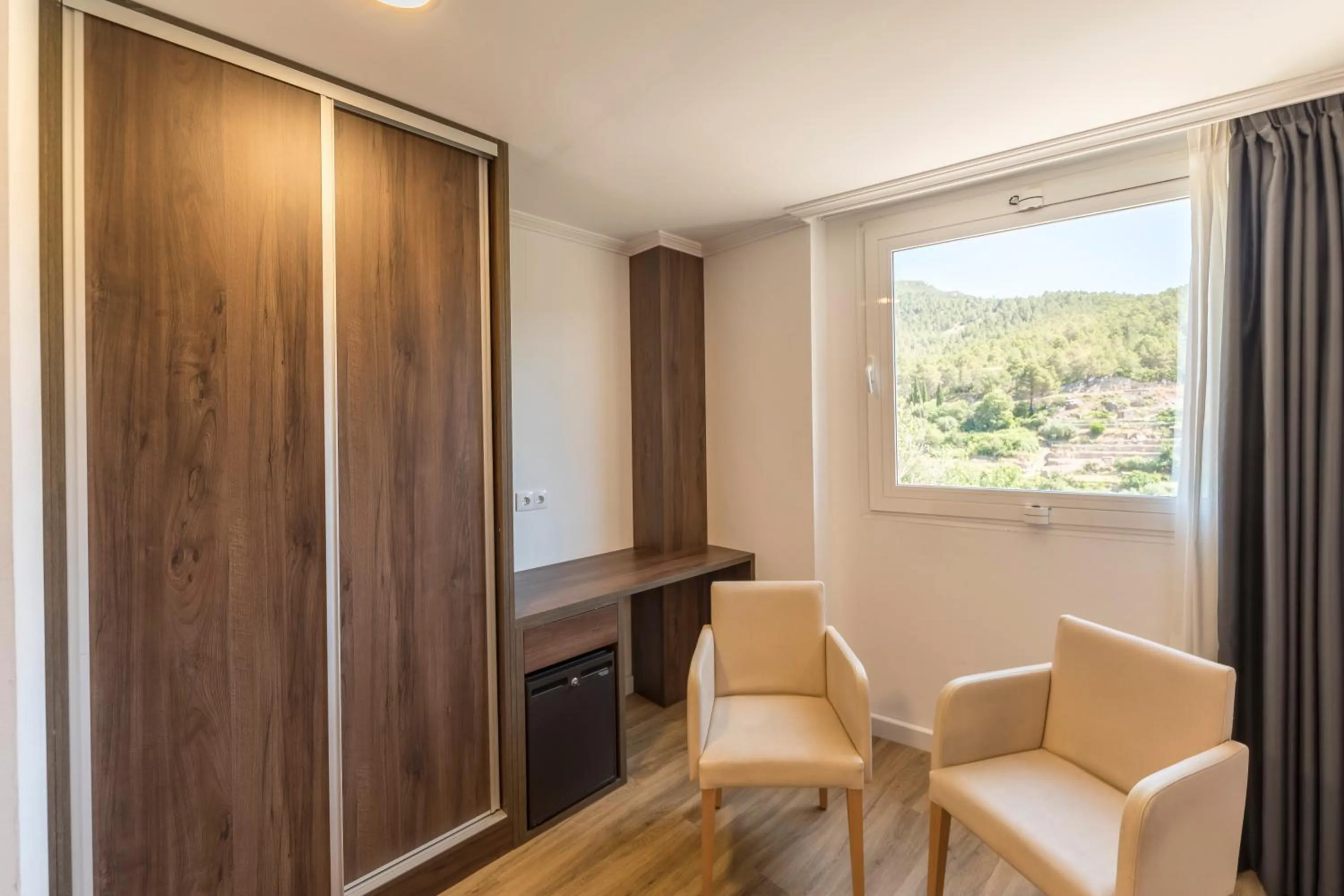 wardrobe in Hotel Rosaleda del Mijares