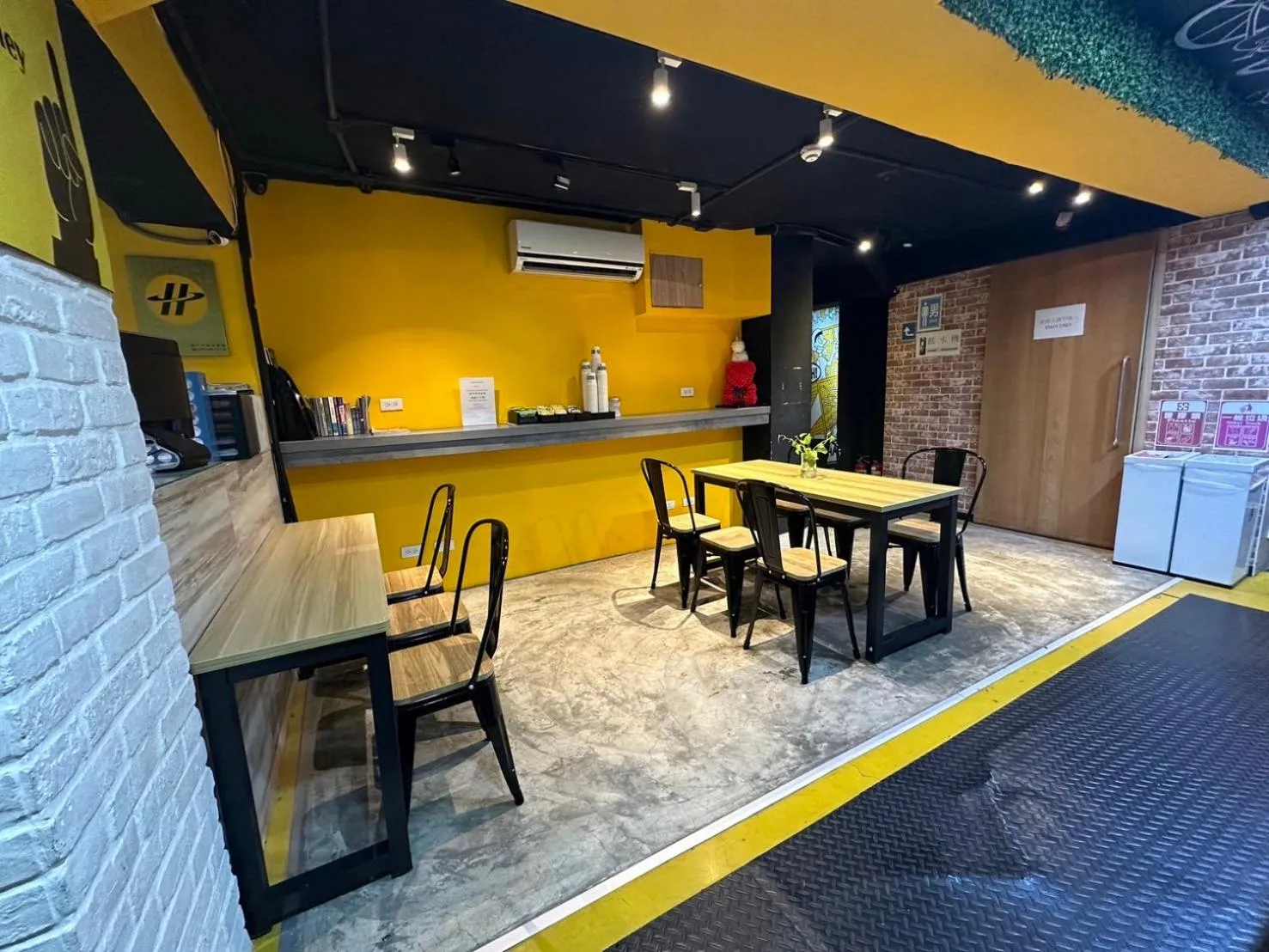 Restaurant/places to eat in Taipei Inn