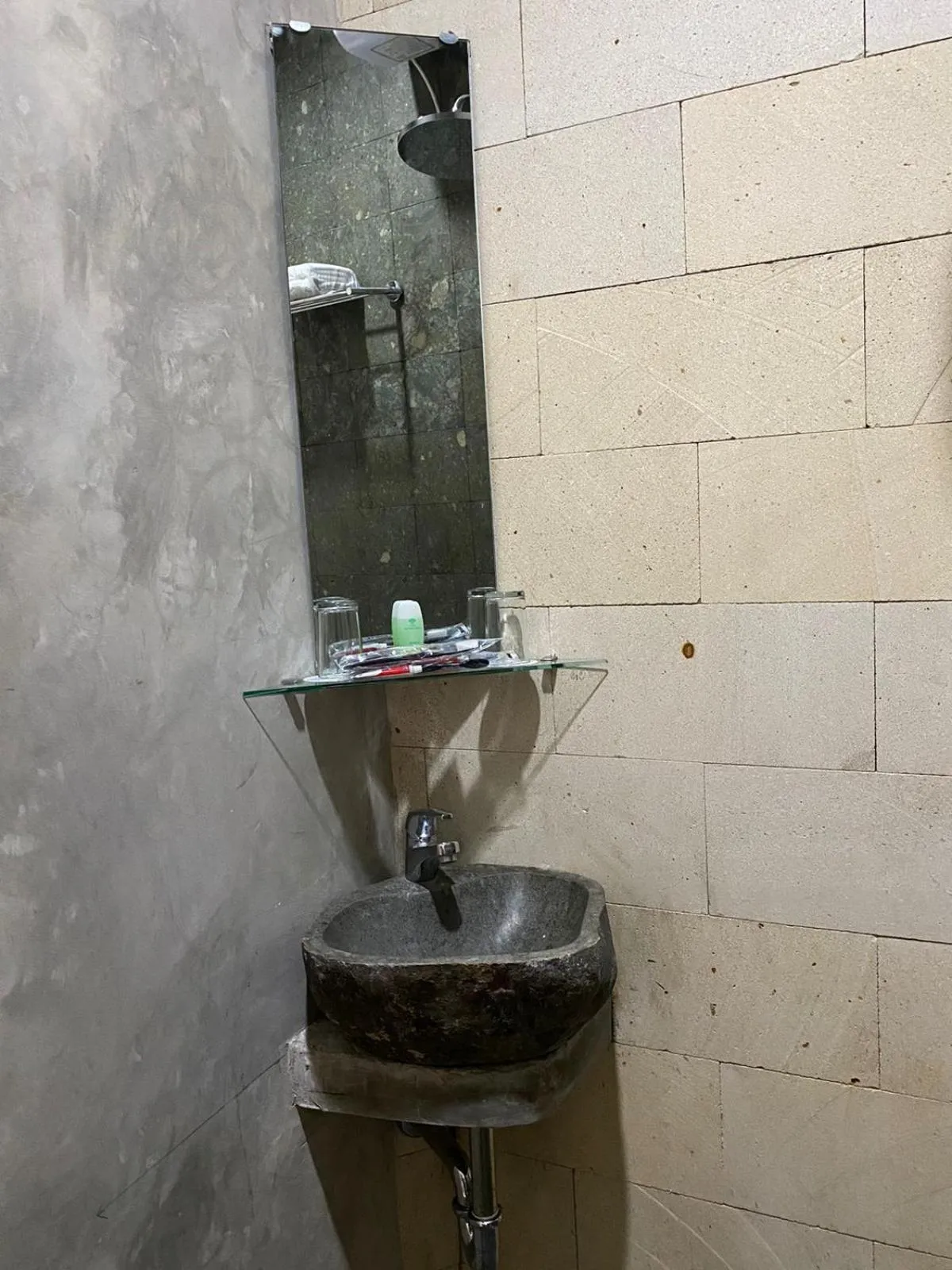 Bathroom in Hotel New Puri Garden