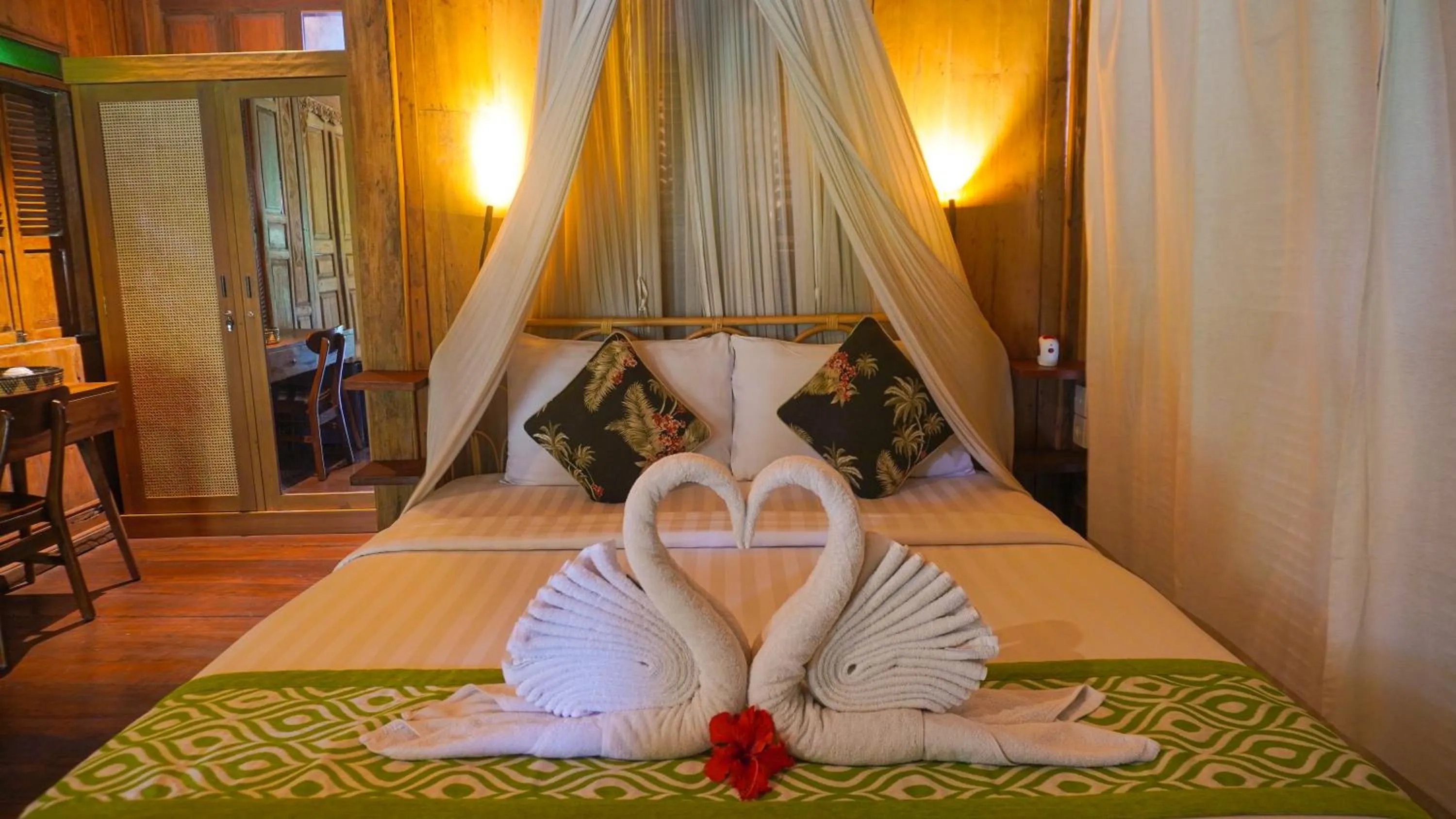 Bed in Green Tree House Villa Ubud