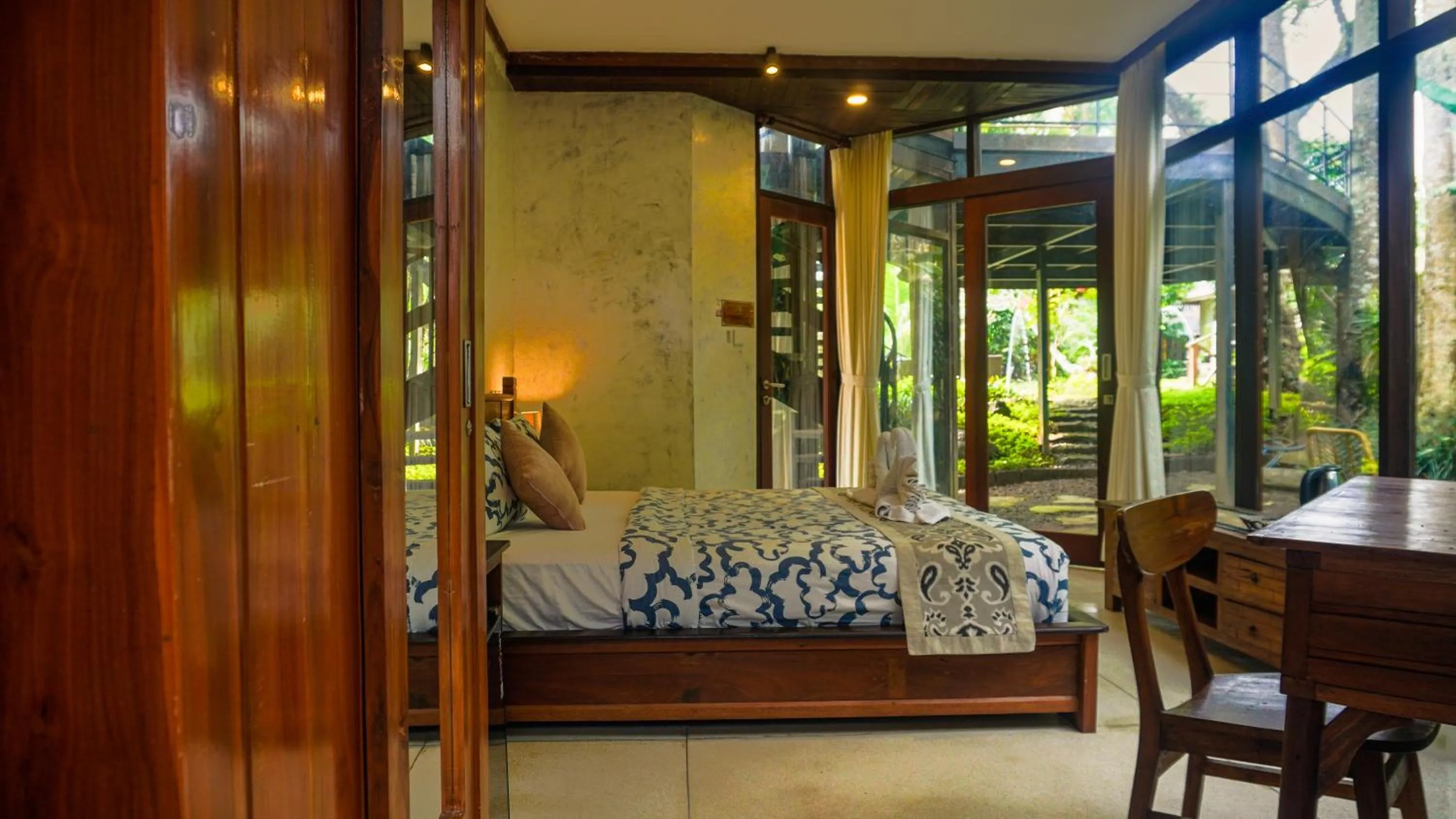 Bed in Green Tree House Villa Ubud