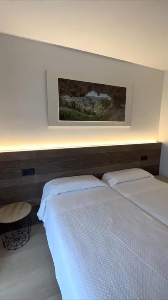 Bedroom, Bed in Hotel La Perla D'Olot