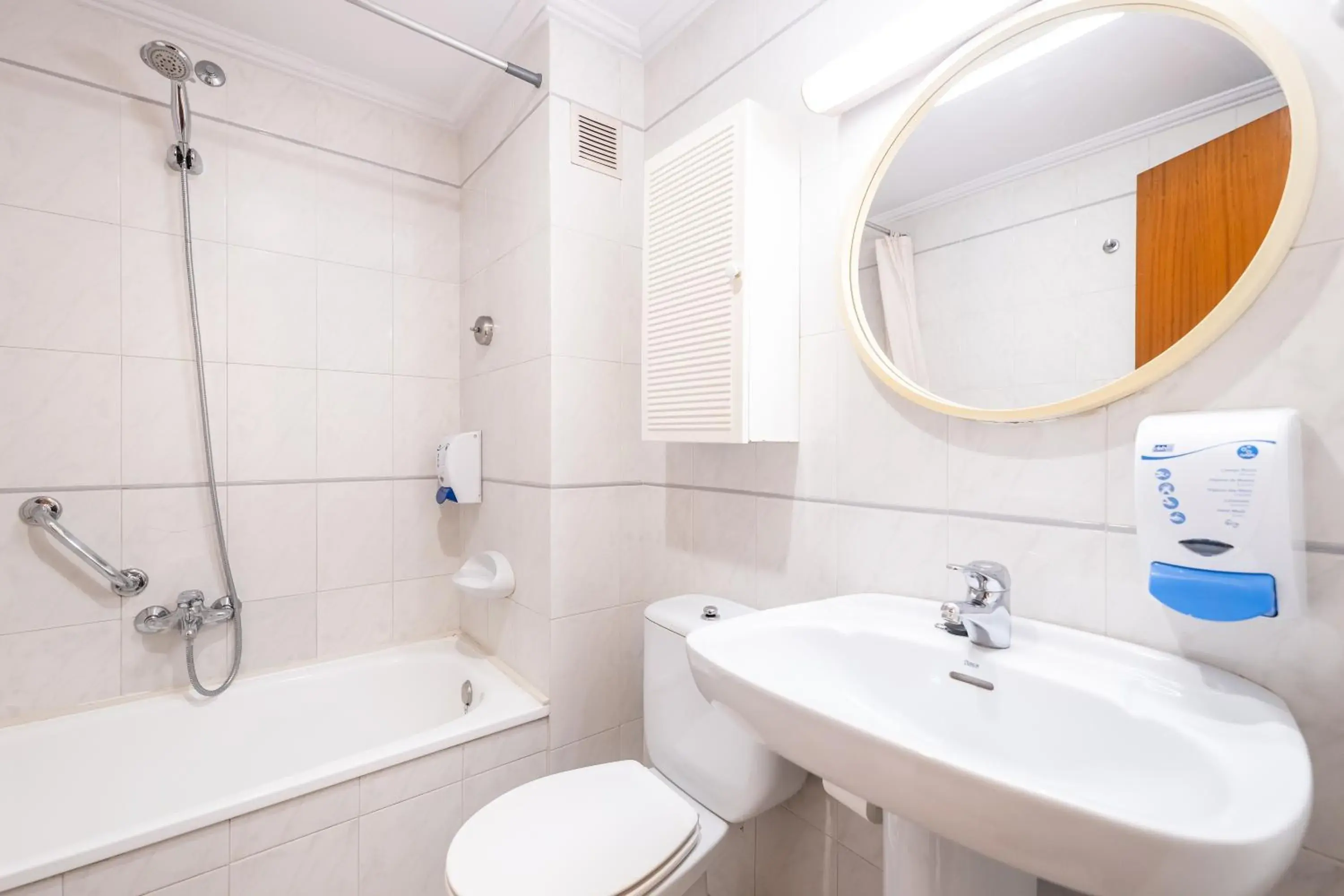 Basic Double Room in Hotel La Perla D'Olot Basic Double Room in Hotel La Perla D'Olot