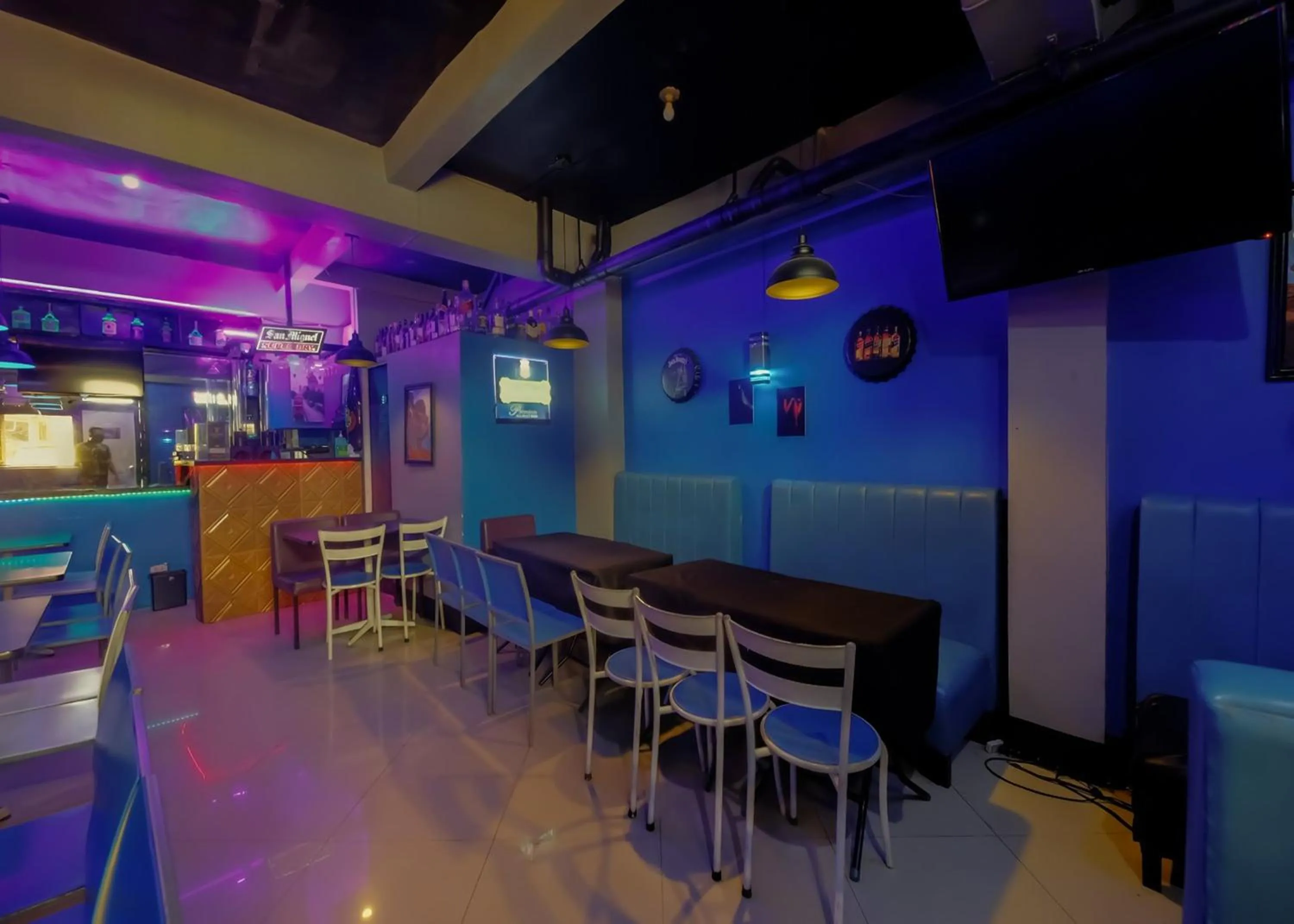 Restaurant/places to eat in 1812 VC Lodge