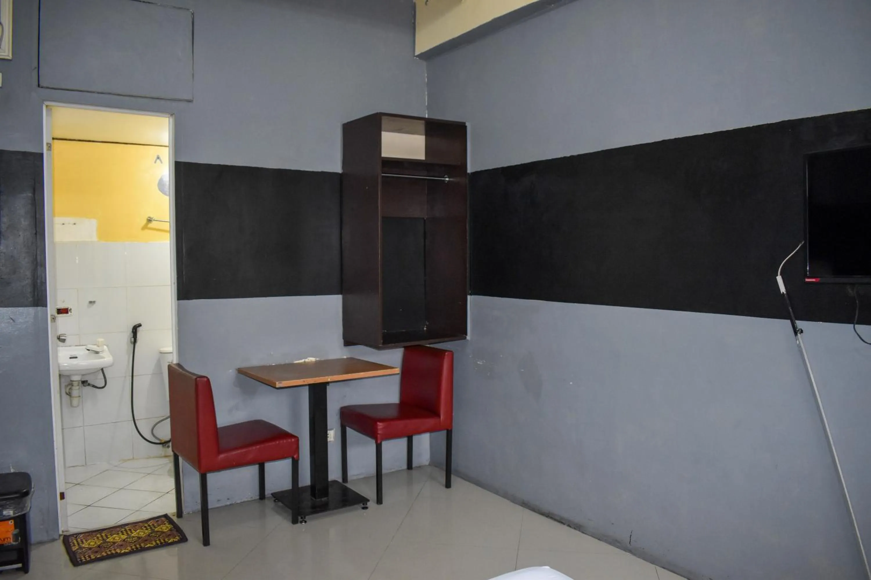 Seating area in 1812 VC Lodge