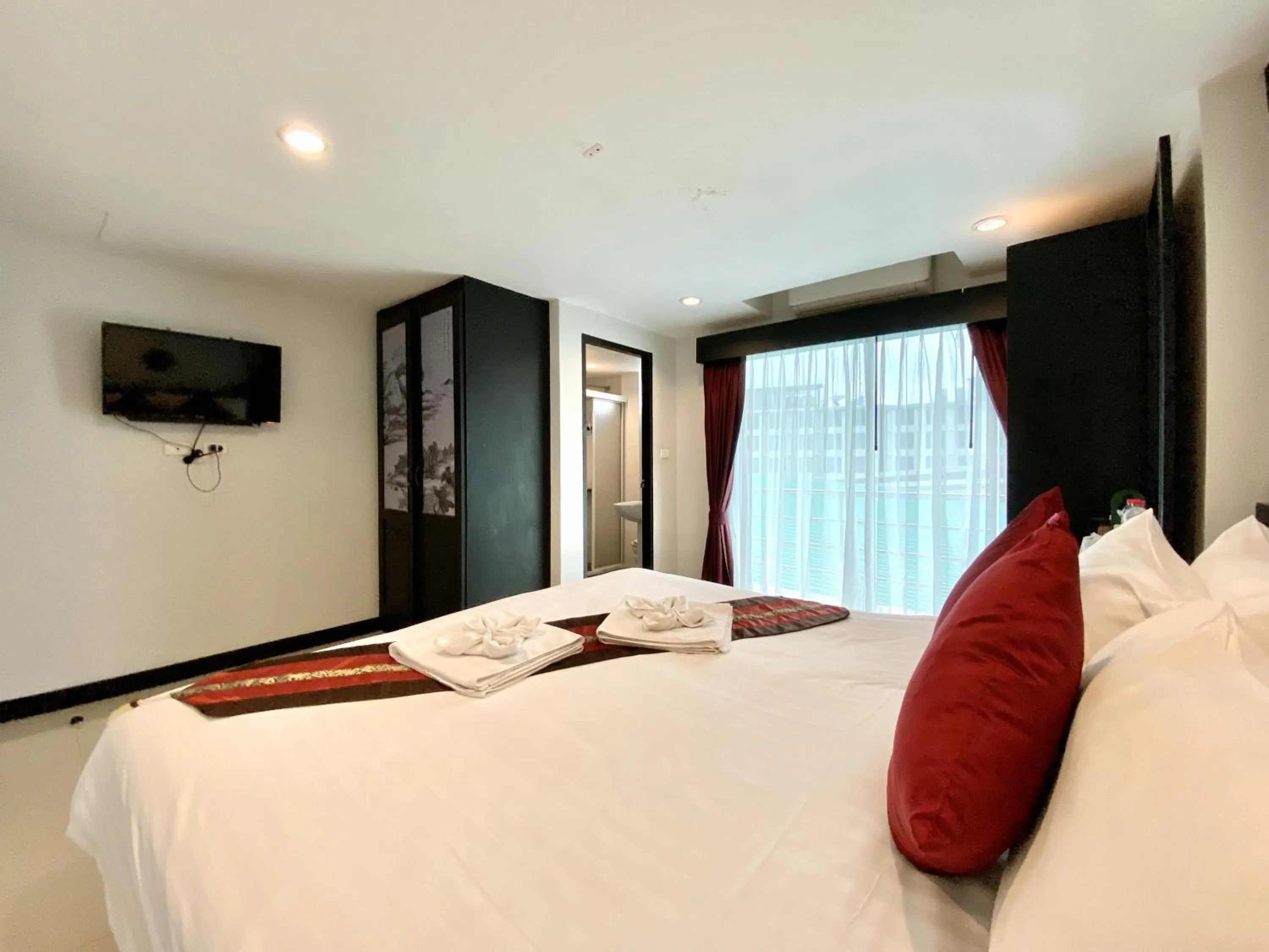 Bed in Sunray Beach Hotel Patong