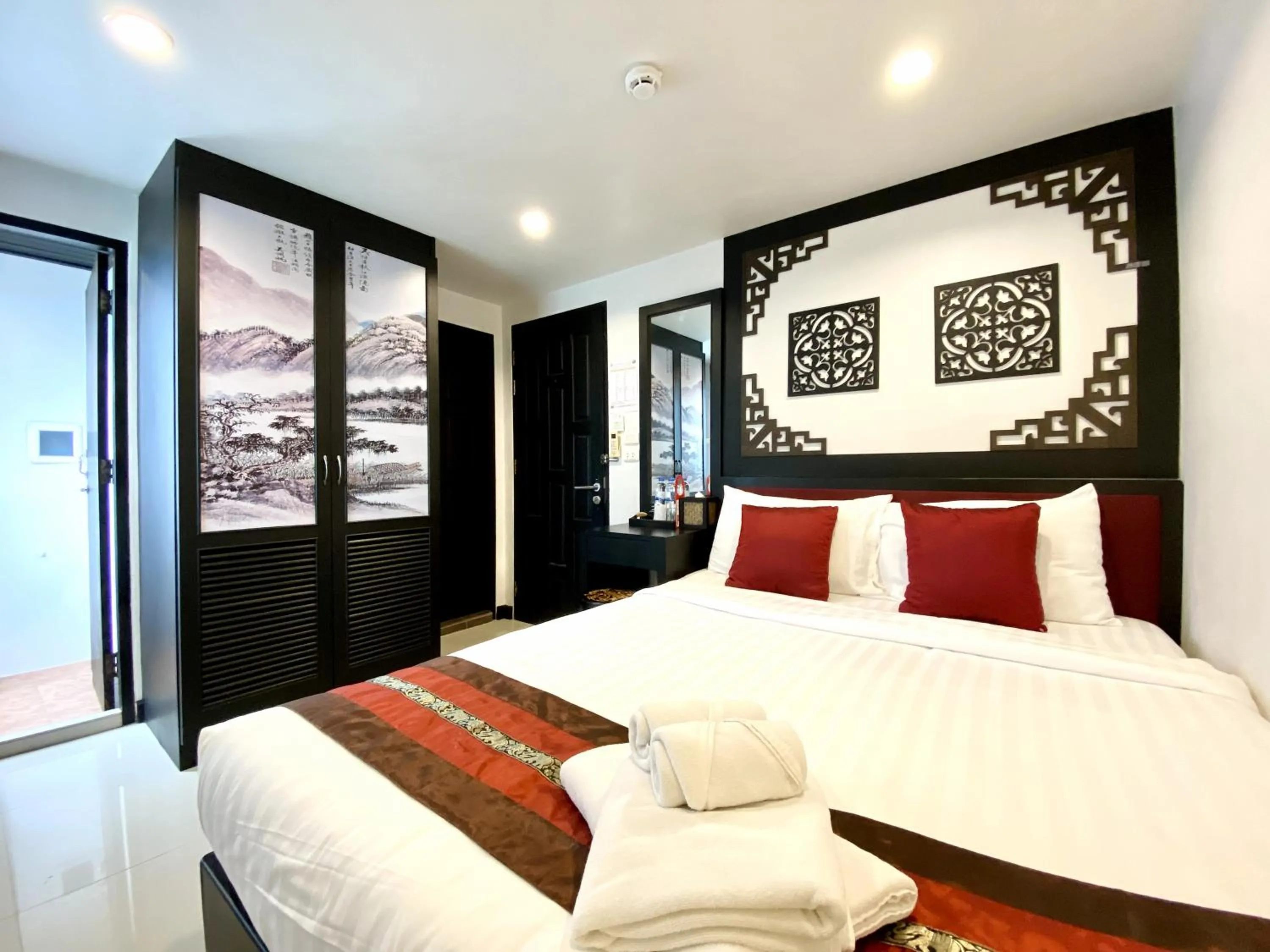 Bed in Sunray Beach Hotel Patong