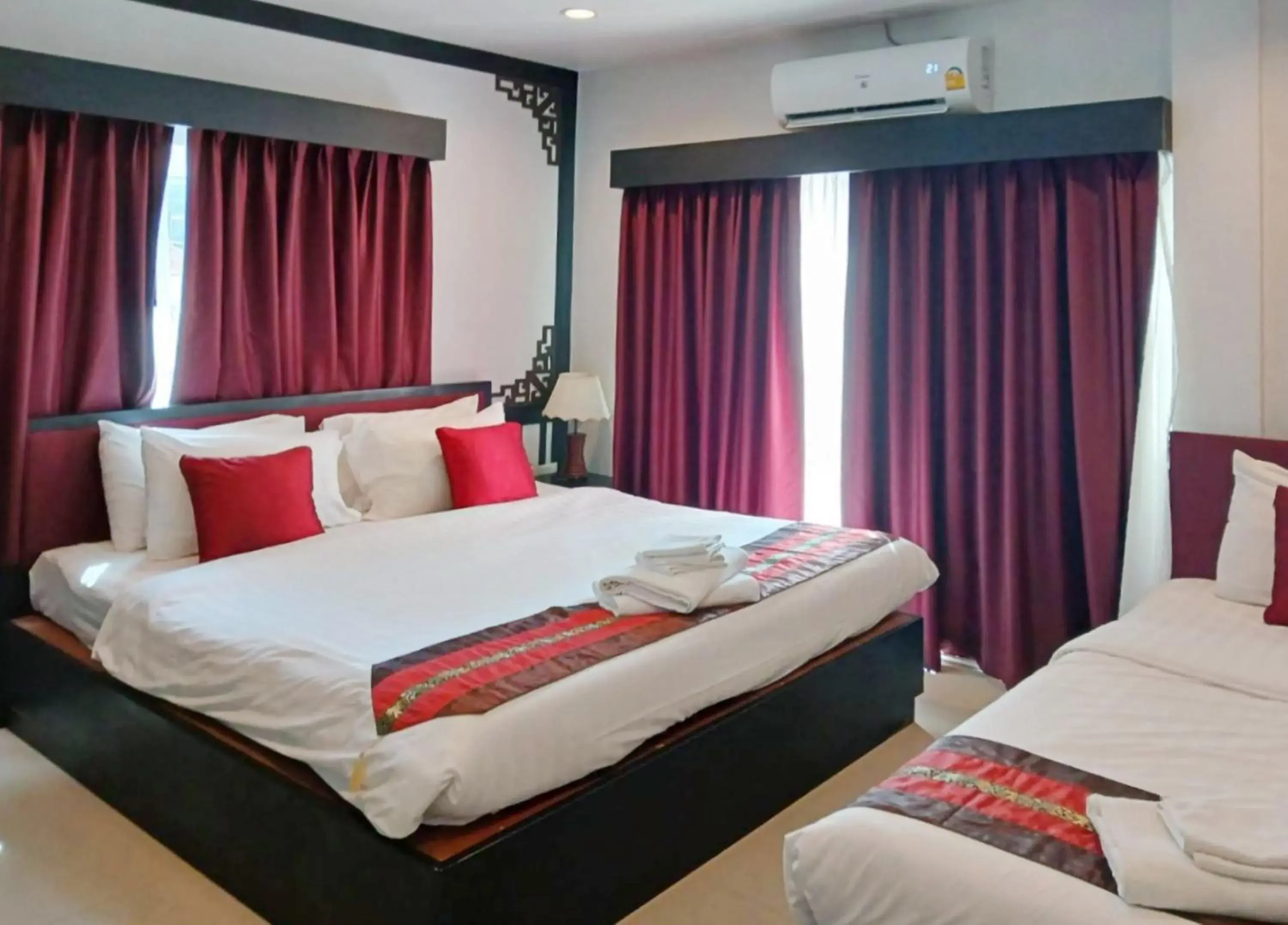 Triple Room with Balcony in Sunray Beach Hotel Patong Triple Room with Balcony in Sunray Beach Hotel Patong