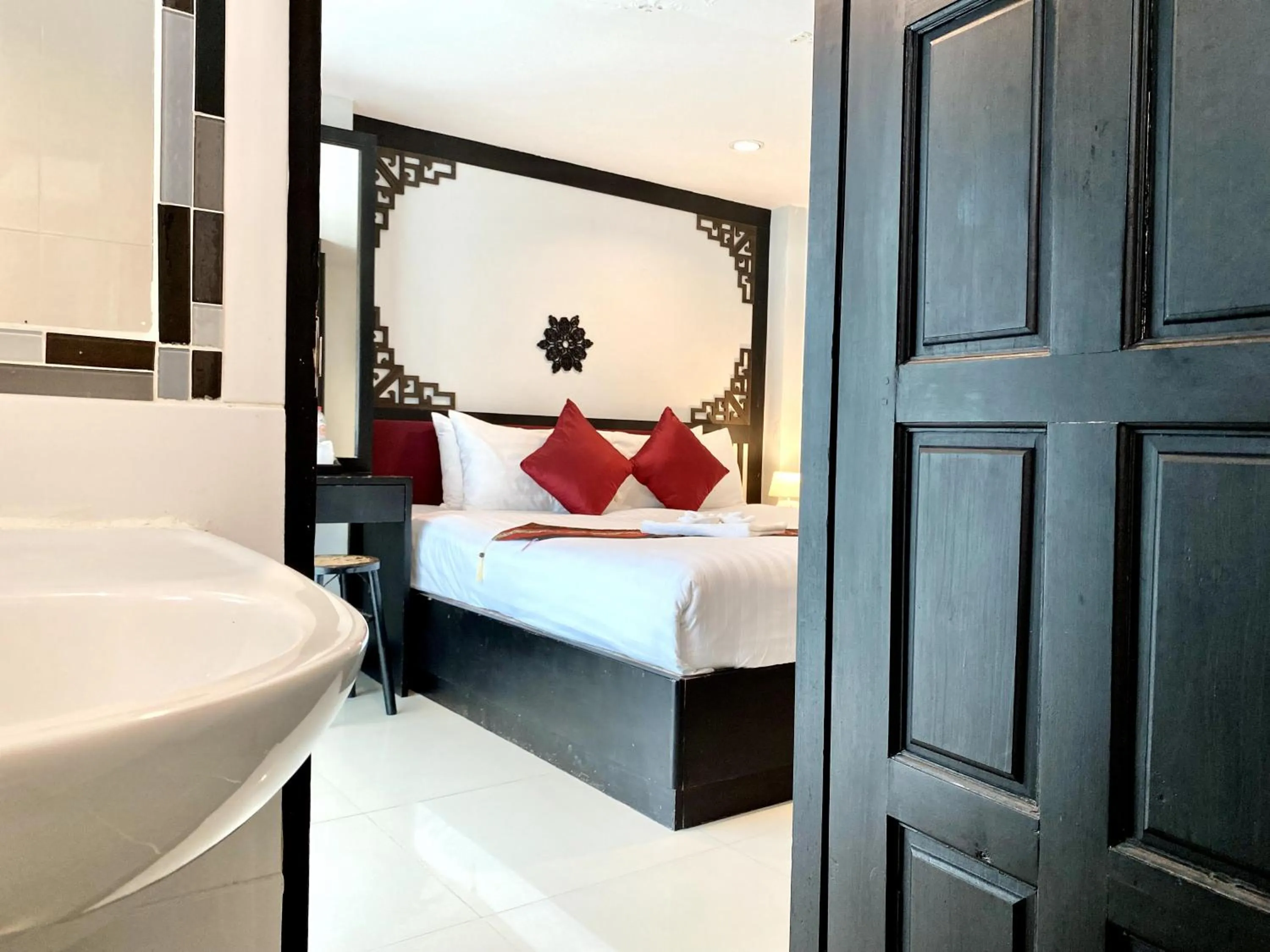 Bed in Sunray Beach Hotel Patong