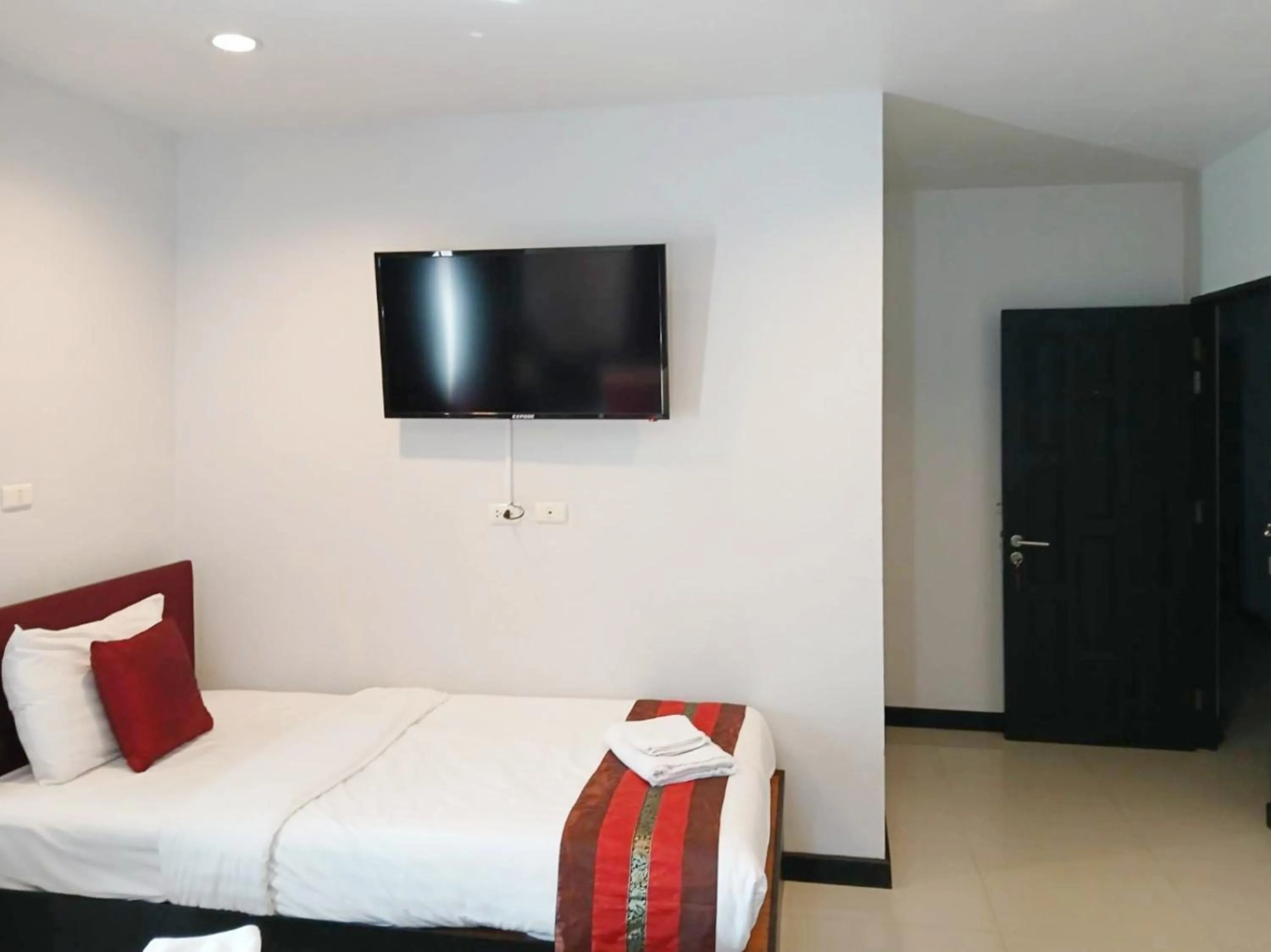 Bed in Sunray Beach Hotel Patong