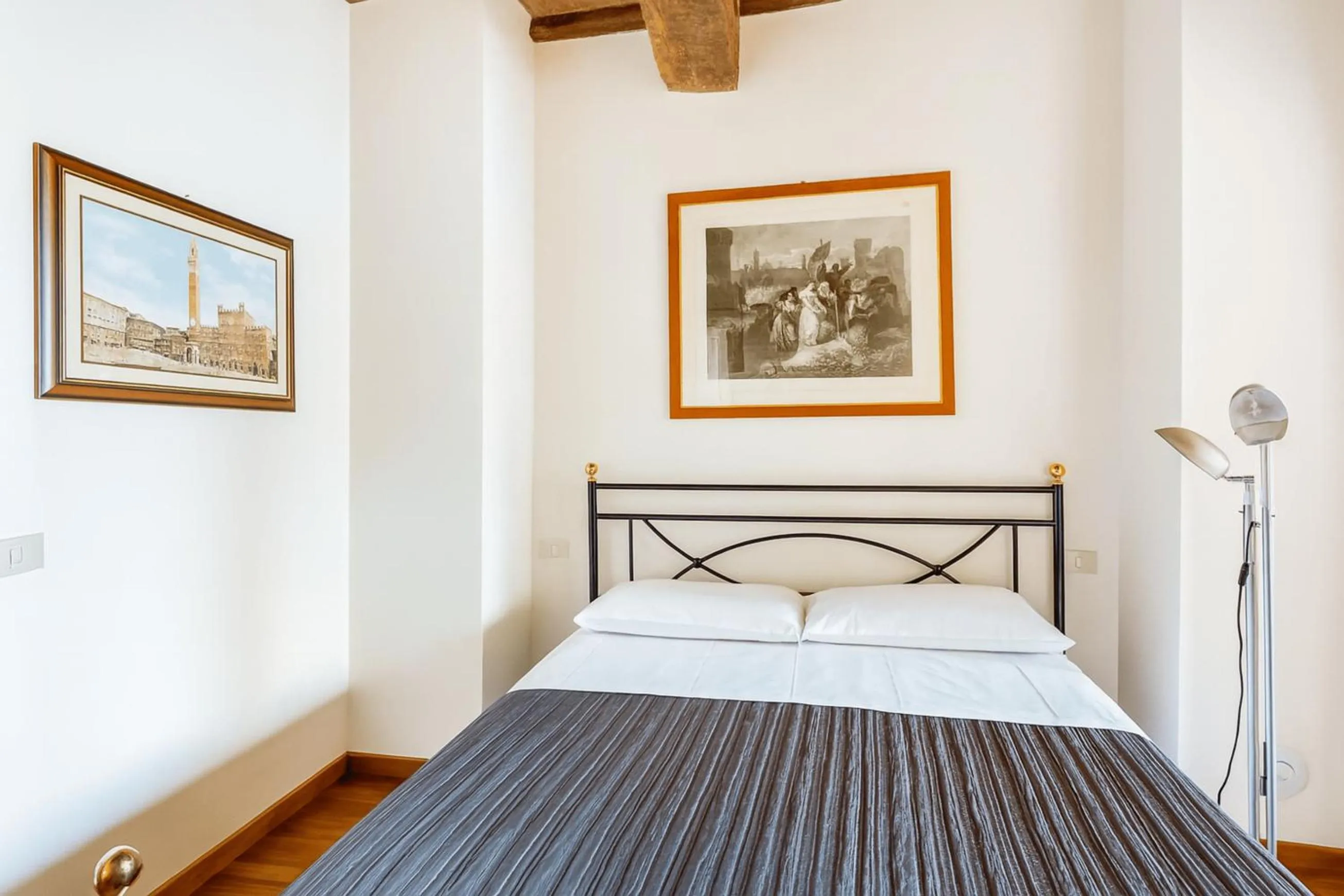 Bed in The Balcony Suite - Piazza del Campo