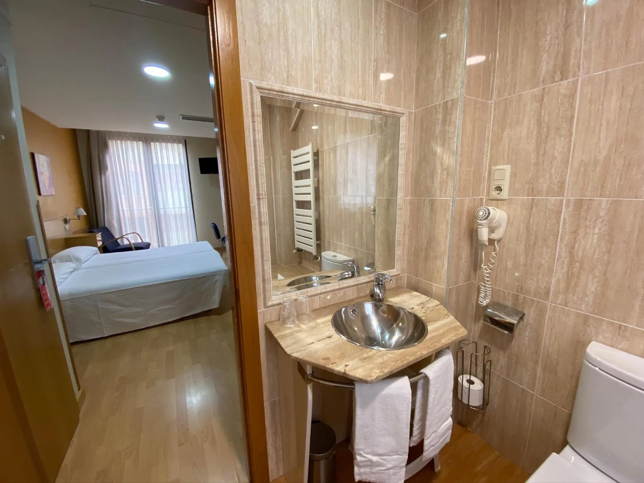 Bathroom, Bed in Hotel Alda Centro Oviedo