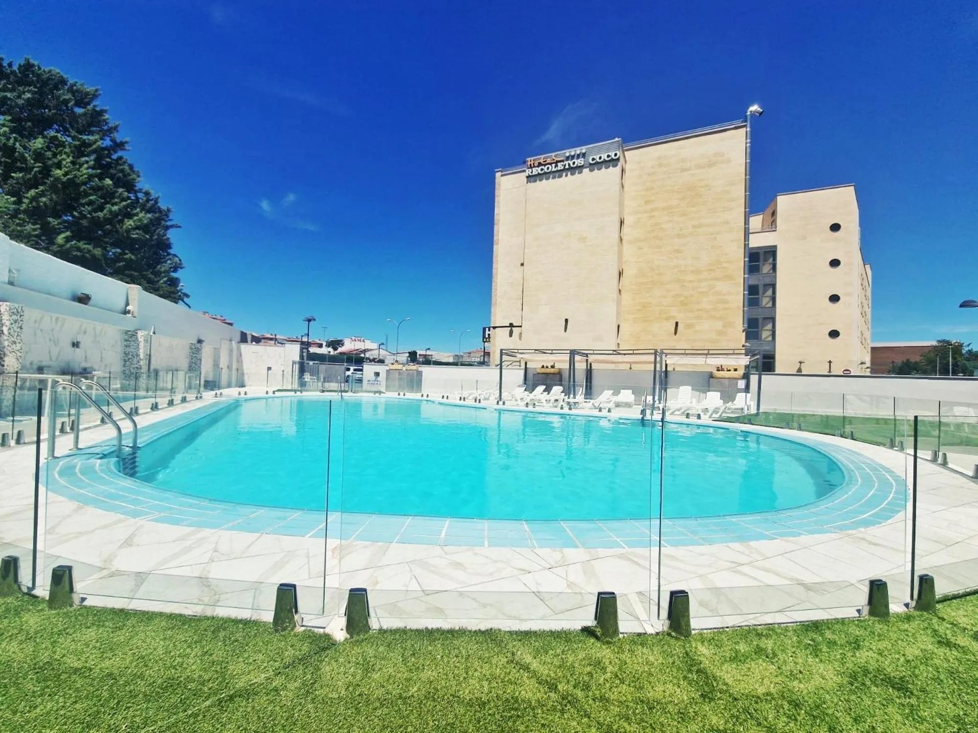 Swimming pool in Hotel Bardo Recoletos Coco