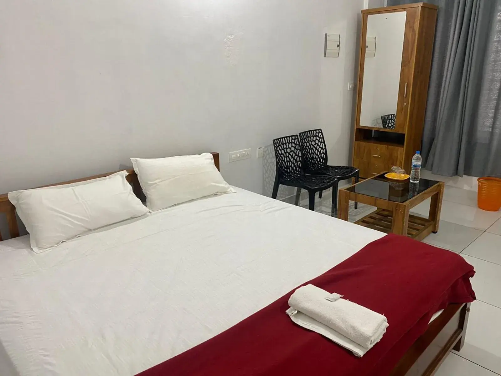 King Room - single occupancy in HOLLYWOOD Rooms King Room - single occupancy in HOLLYWOOD Rooms