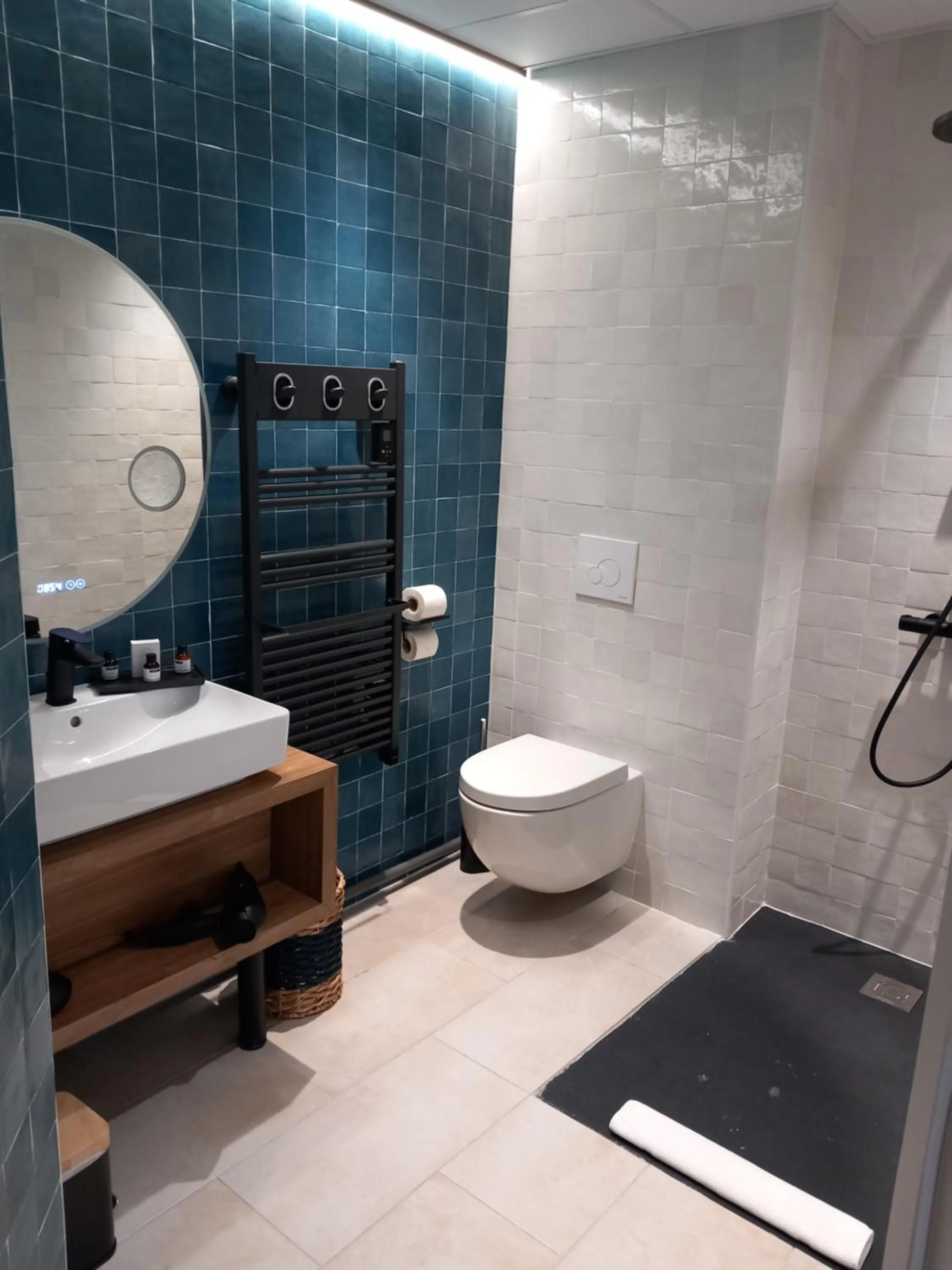 Toilet in Intense Boutik-Hôtel