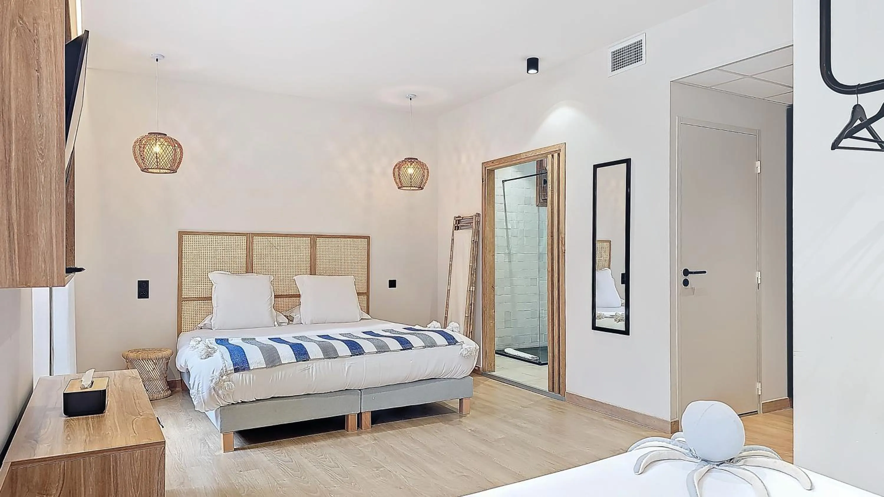 Photo of the whole room, Bed in Intense Boutik-Hôtel